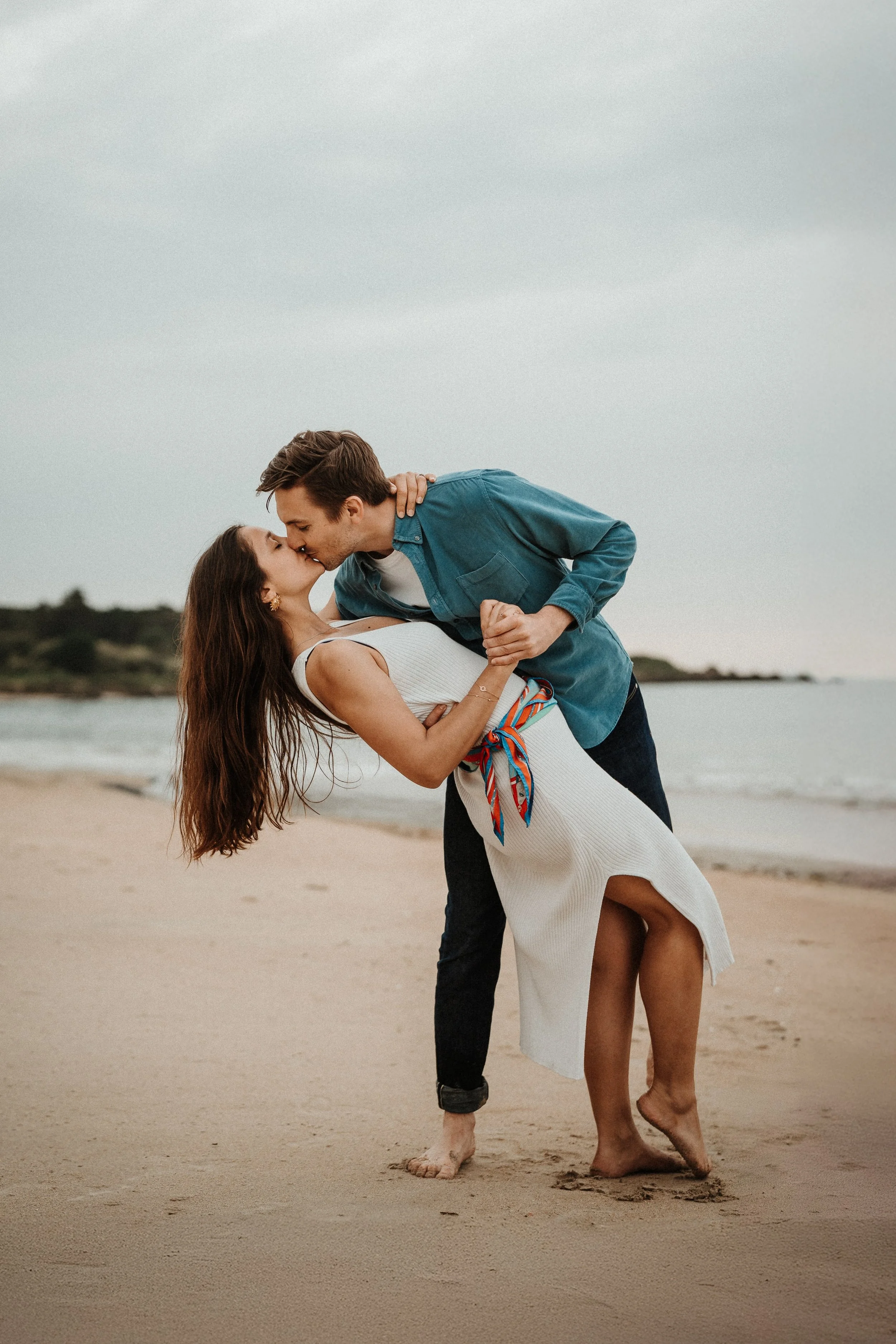 seance-couple-plage-baiser-dynamique-ile-dyeu.jpg