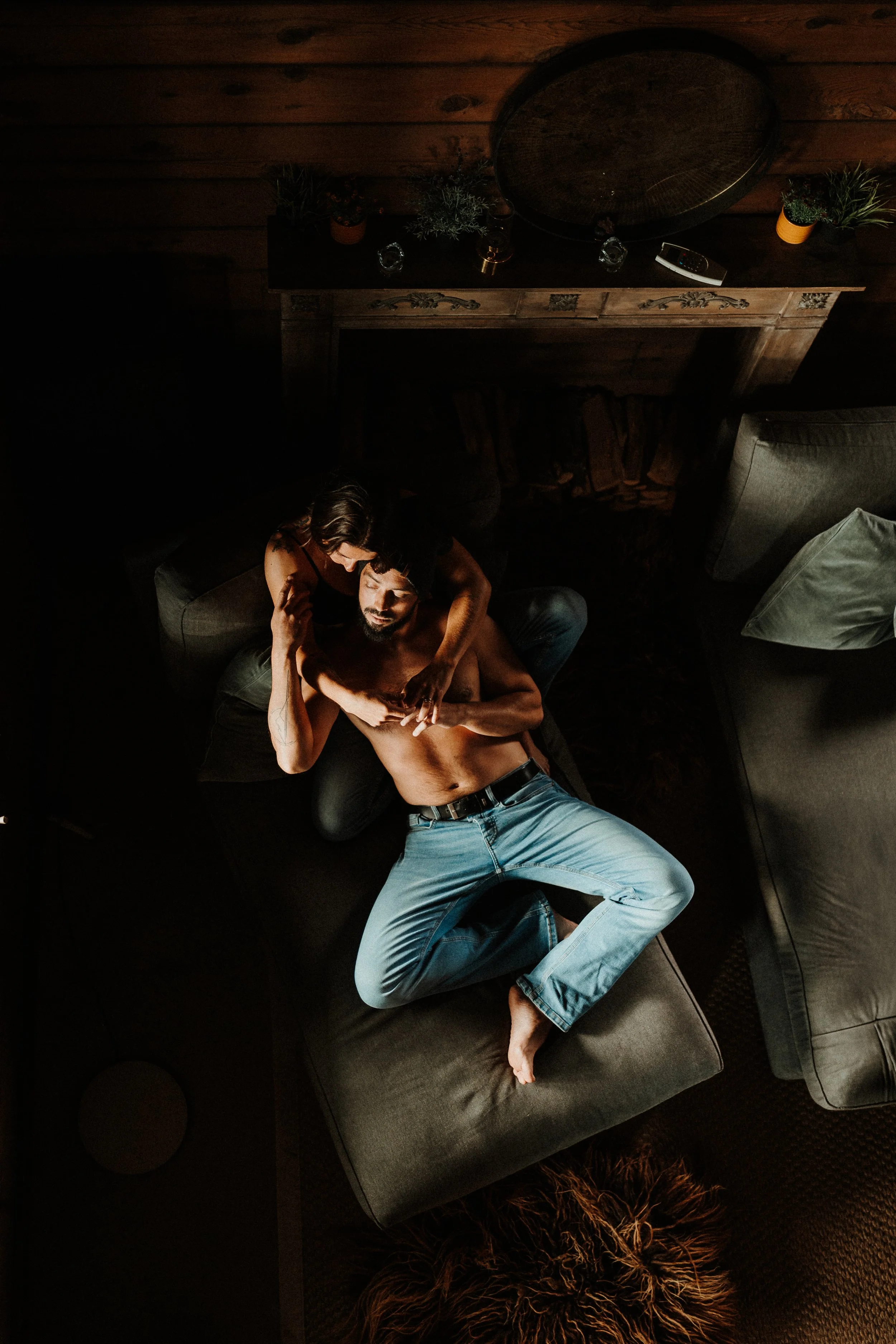Séance photo couple en Bretagne – composition naturelle et lumière travaillée pour une image esthétique