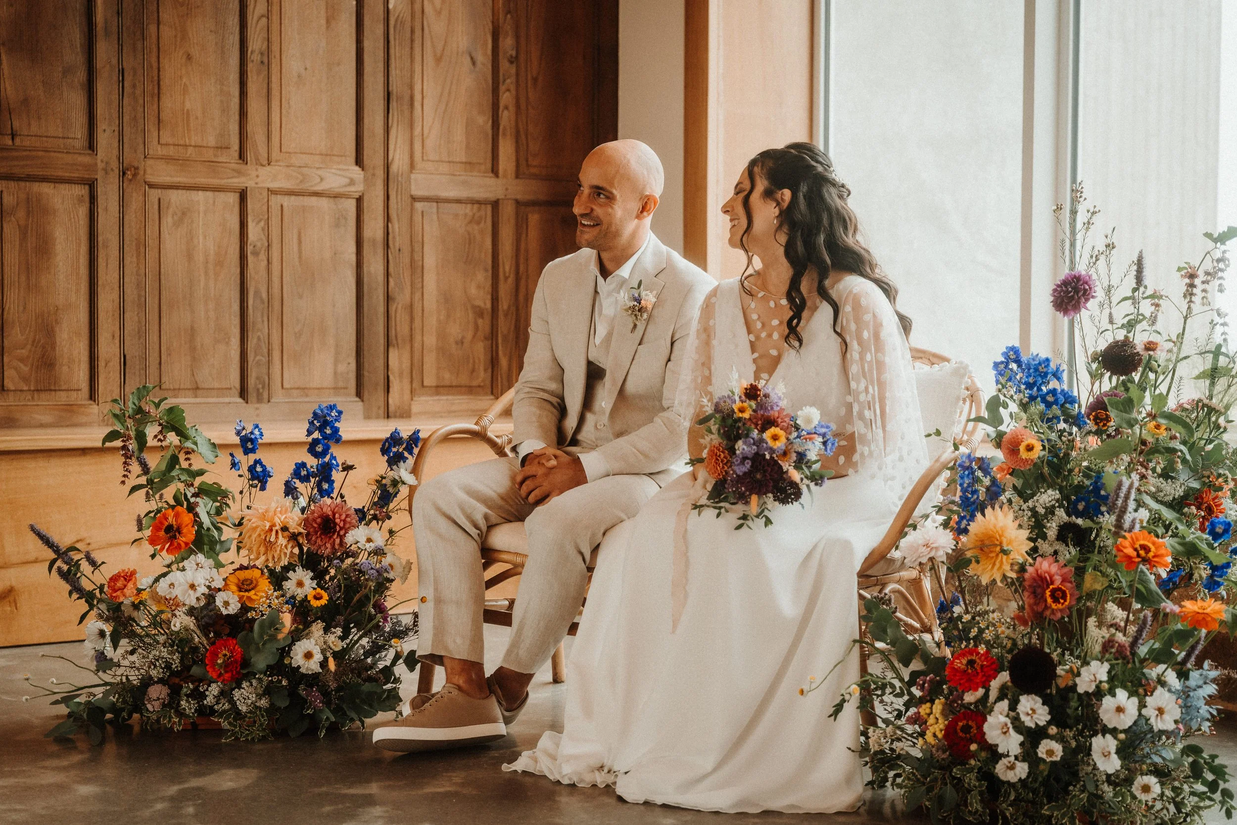 Reportage photographe mariage - cérémonie laique fleurie interieur boheme et colore