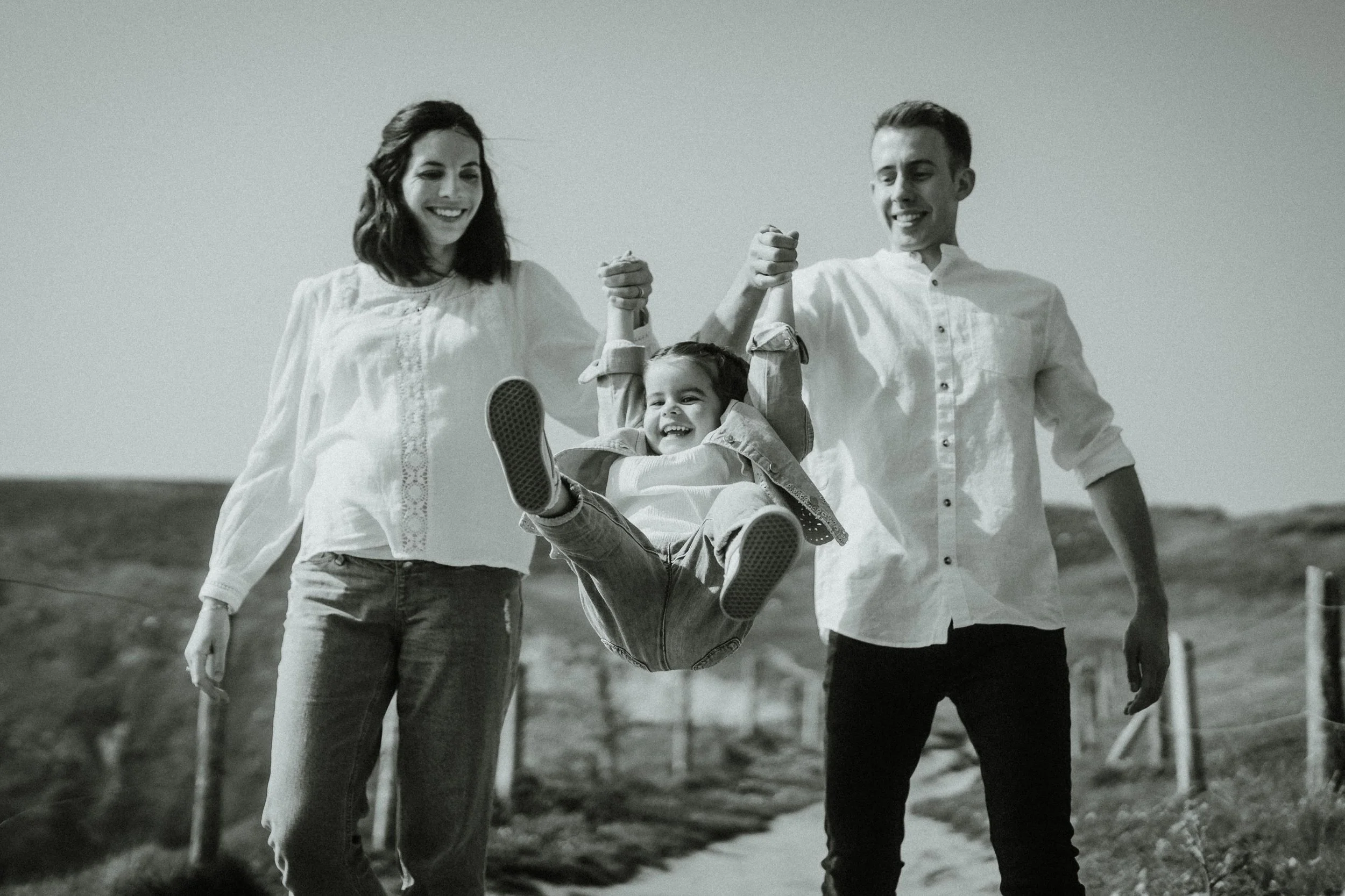 seance-photo-famille-plage-bretagne-moment-de-jeu (3).jpg