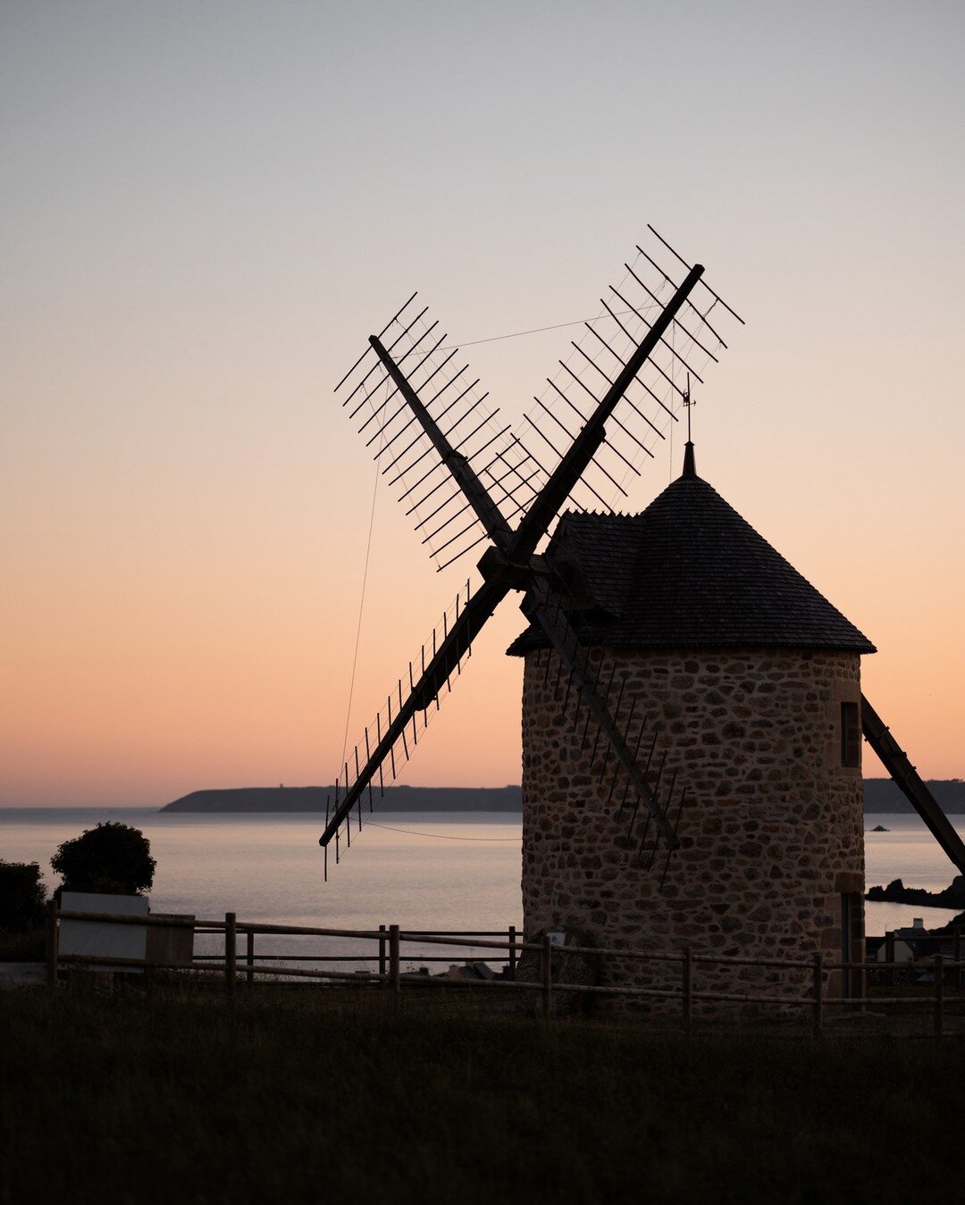 Le magnifique moulin de Luz&eacute;oc vue sur mer &agrave; Telgruc-sur-Mer. 

Comment ne pas succomber &agrave; ce b&acirc;timent du patrimoine breton ? 😍

Il est encore plus beau au coucher du soleil. 🌞

@brest_terres_oceanes @sensation_crozon

#b