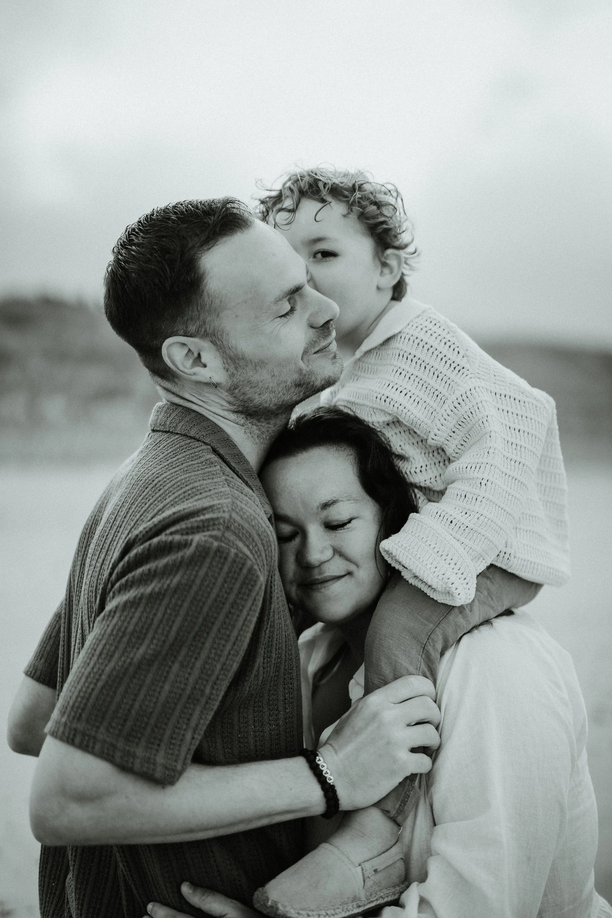 portrait-famille-noir-et-blanc-embrassade.jpg