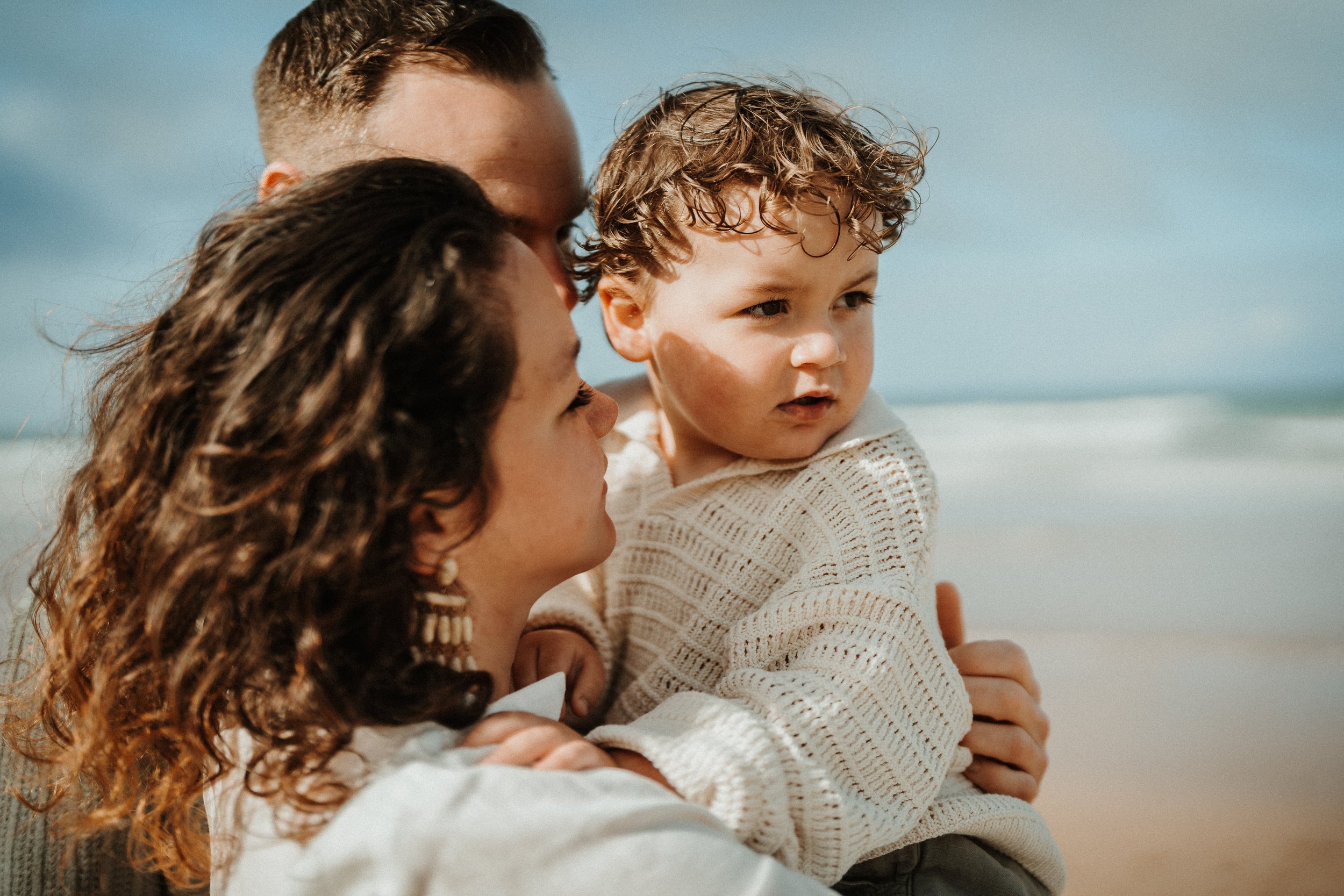 seance-photo-famille-plage-regard-enfant.jpg