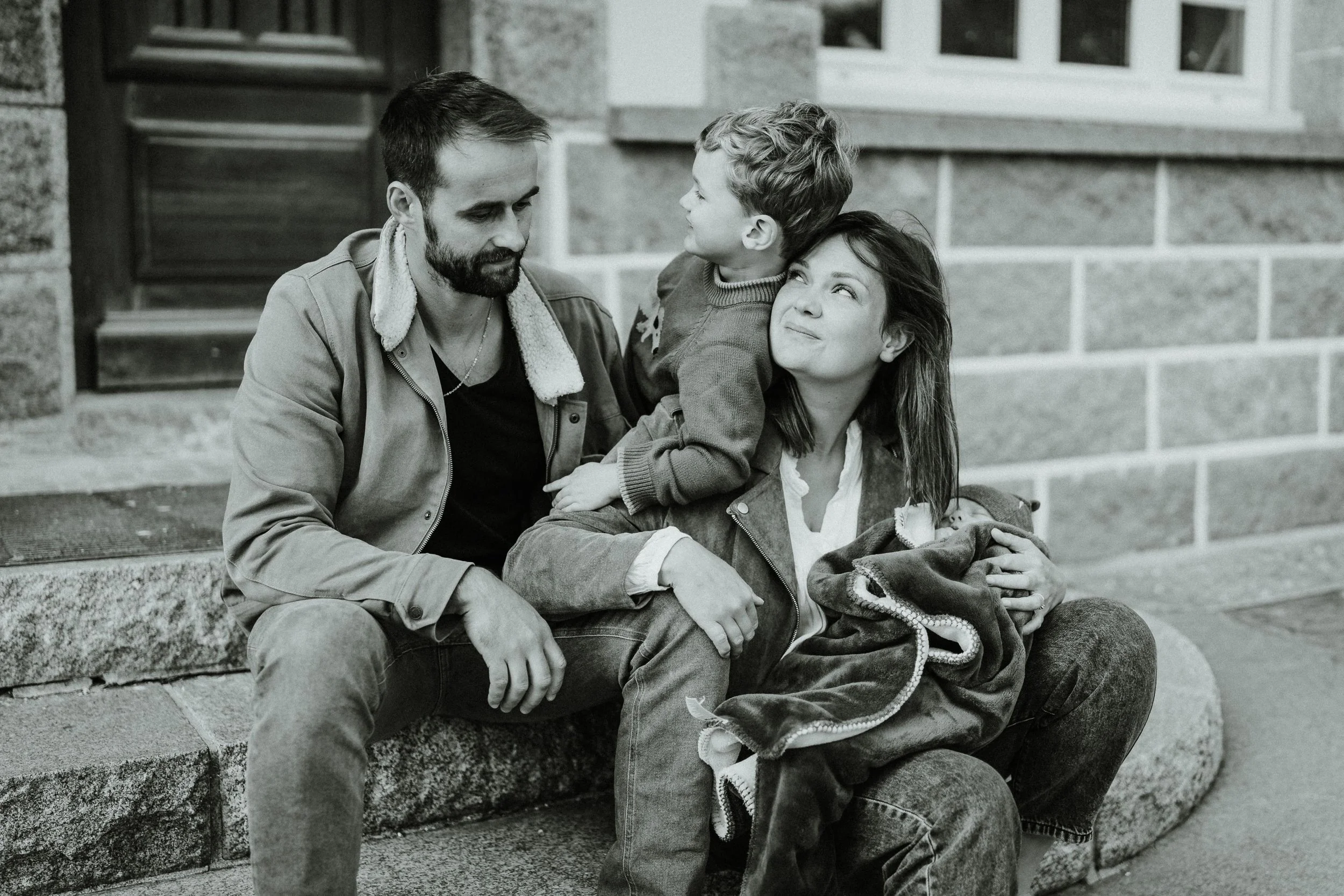 portrait-famille-noir-et-blanc-lifestyle.jpg