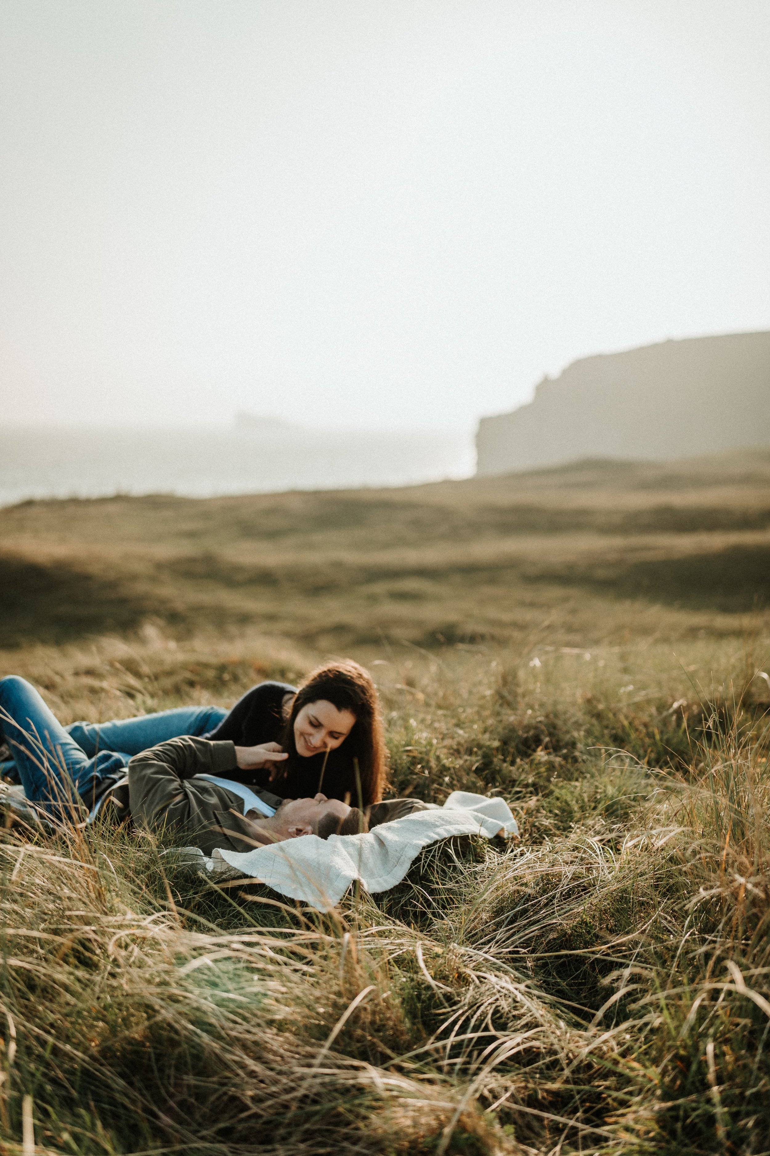 Séance couple au coucher de soleil en Bretagne – lumière dorée et moment naturel à deux