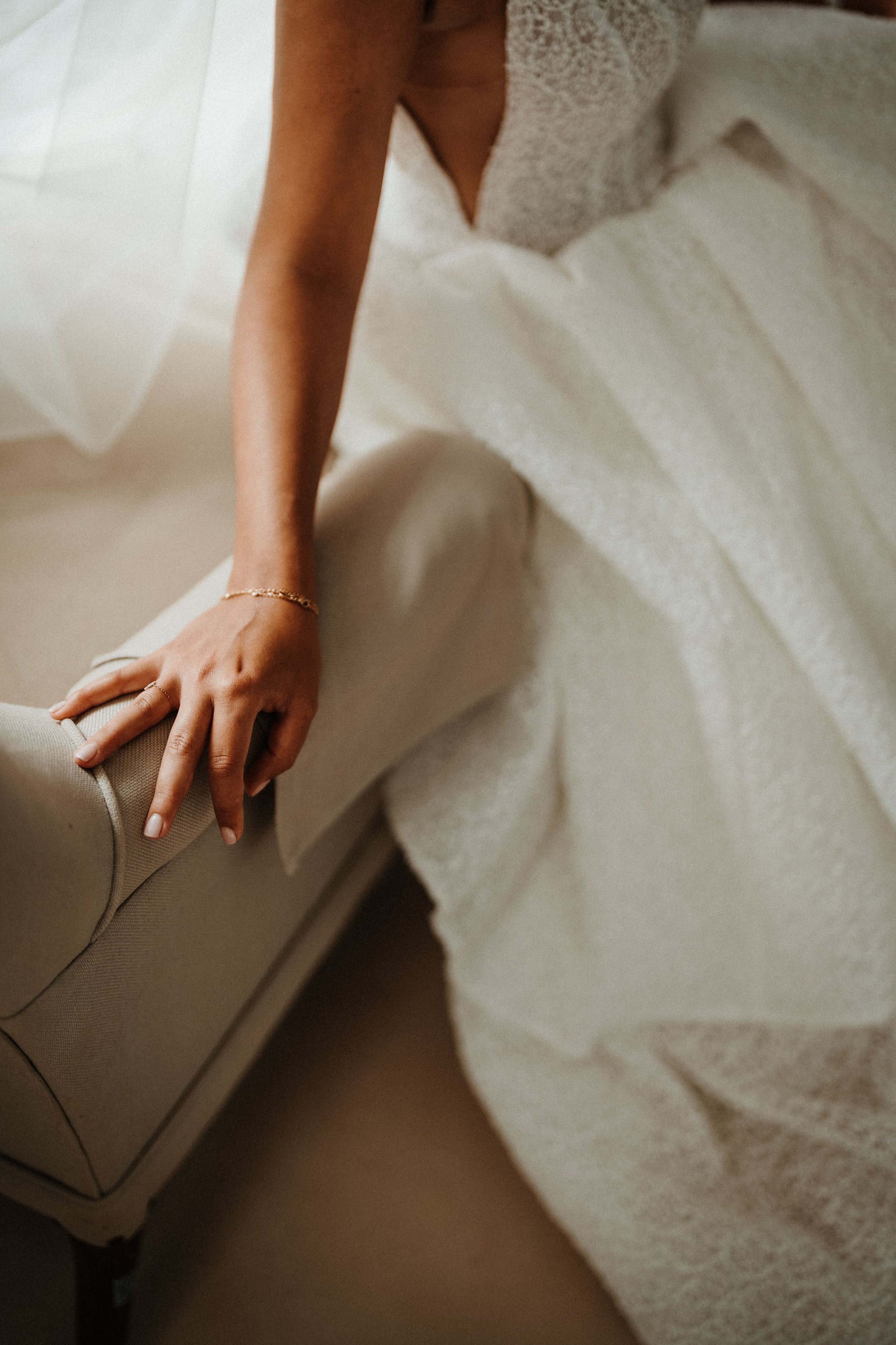 detail-main-robe-mariee-delicat-elegant.jpg