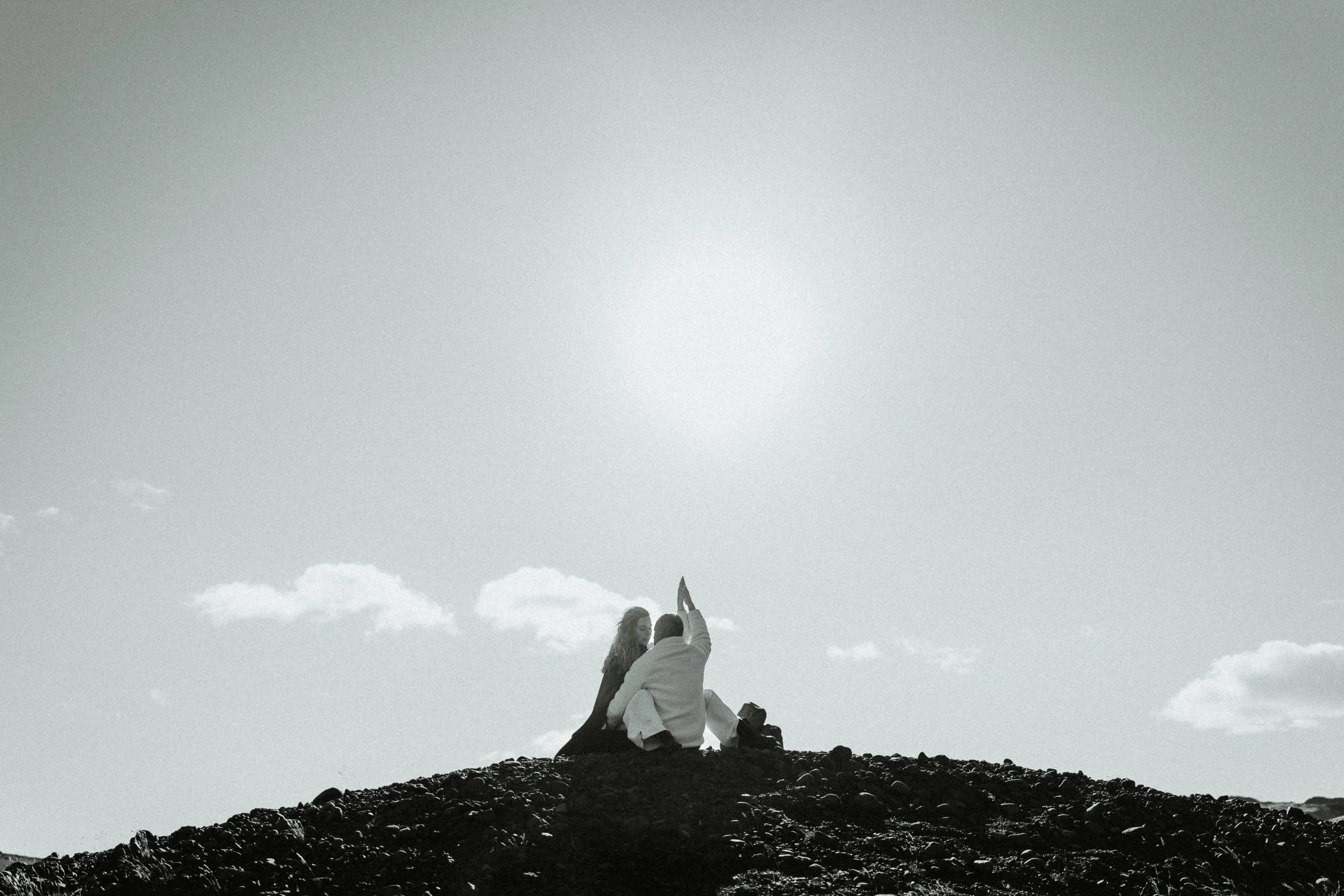 shooting-couple-islande-minimaliste-noir-et-blanc.jpg
