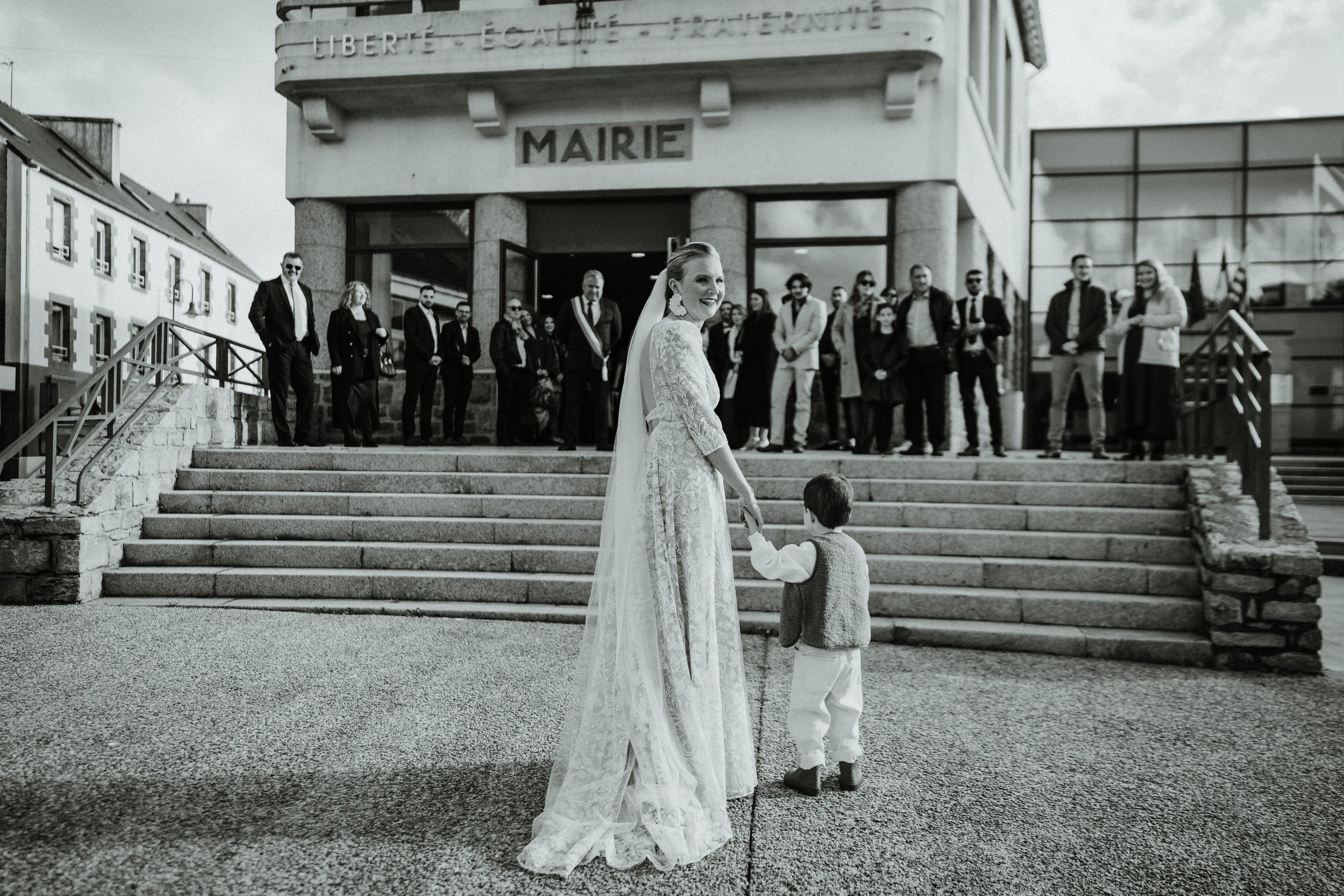 sortie-mairie-mariee-enfant.jpg