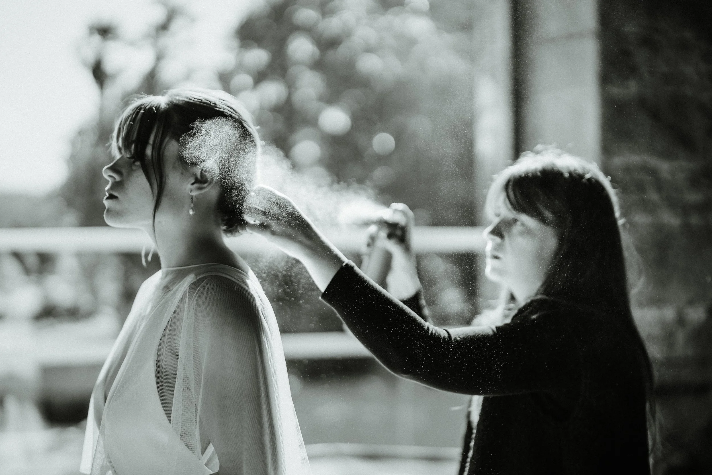 preparation-coiffure-mariee-laque-noir-et-blanc.jpg