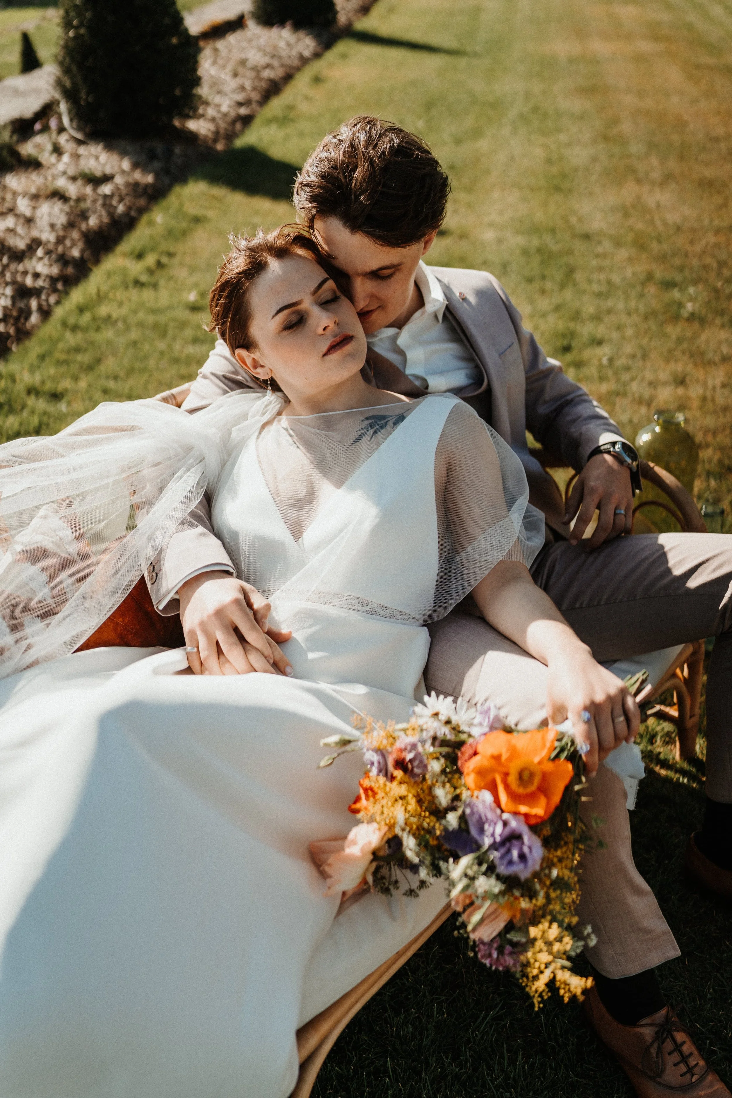 couple-de-maries-assis-dans-lherbe-moment-tendre-orangerie-lanniron-quimper.jpg