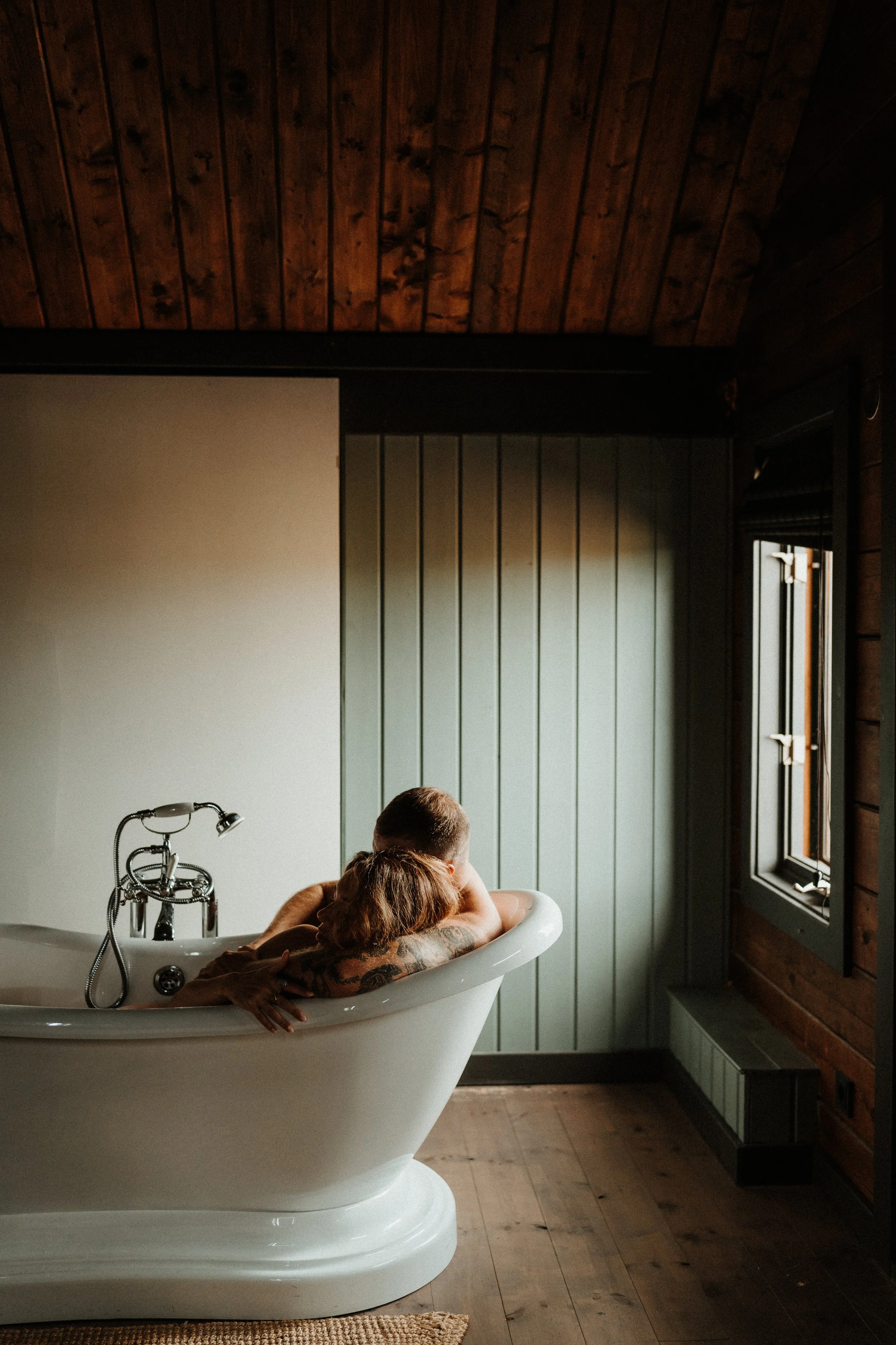 Séance photo couple à domicile dans le Finistère – moment intime et naturel dans un intérieur lumineux