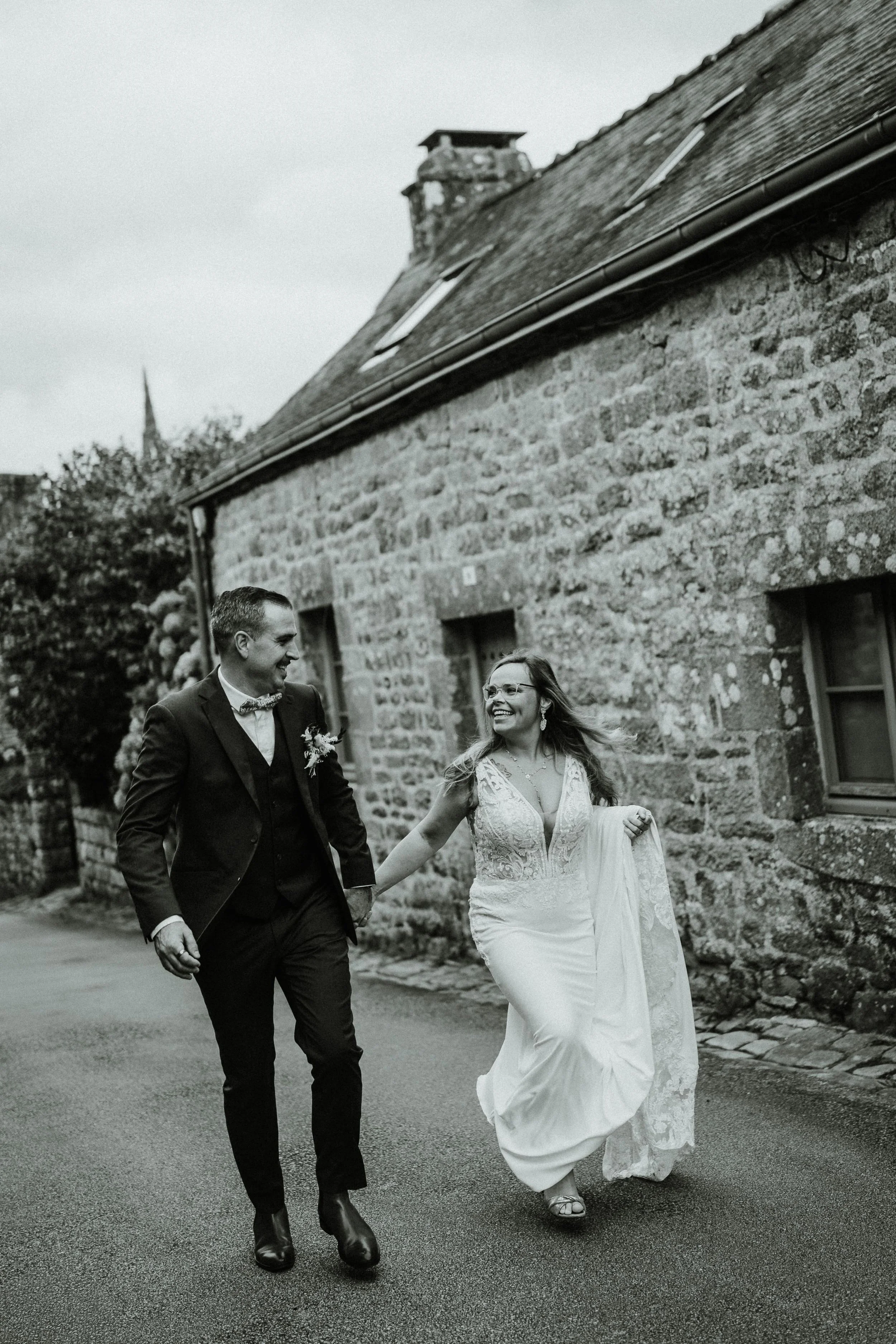 photo-mariage-couple-marche-village-breton-locronan.jpg