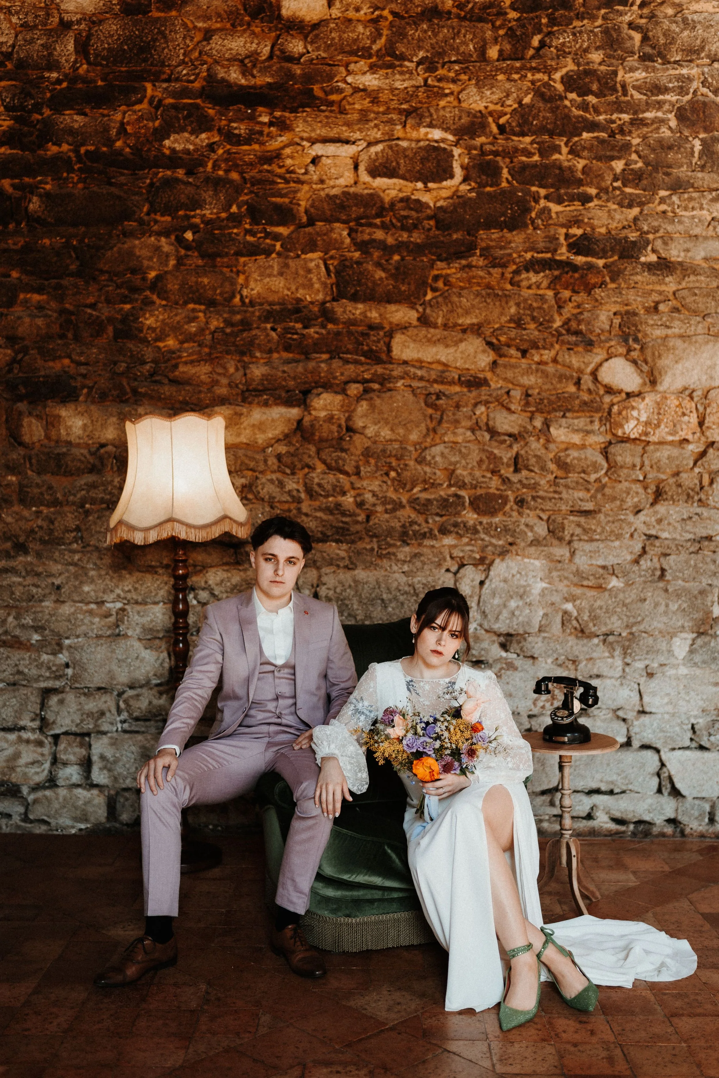 couple-de-maries-assis-canape-mur-pierre-style-vintage-photographe-bretagne.jpg