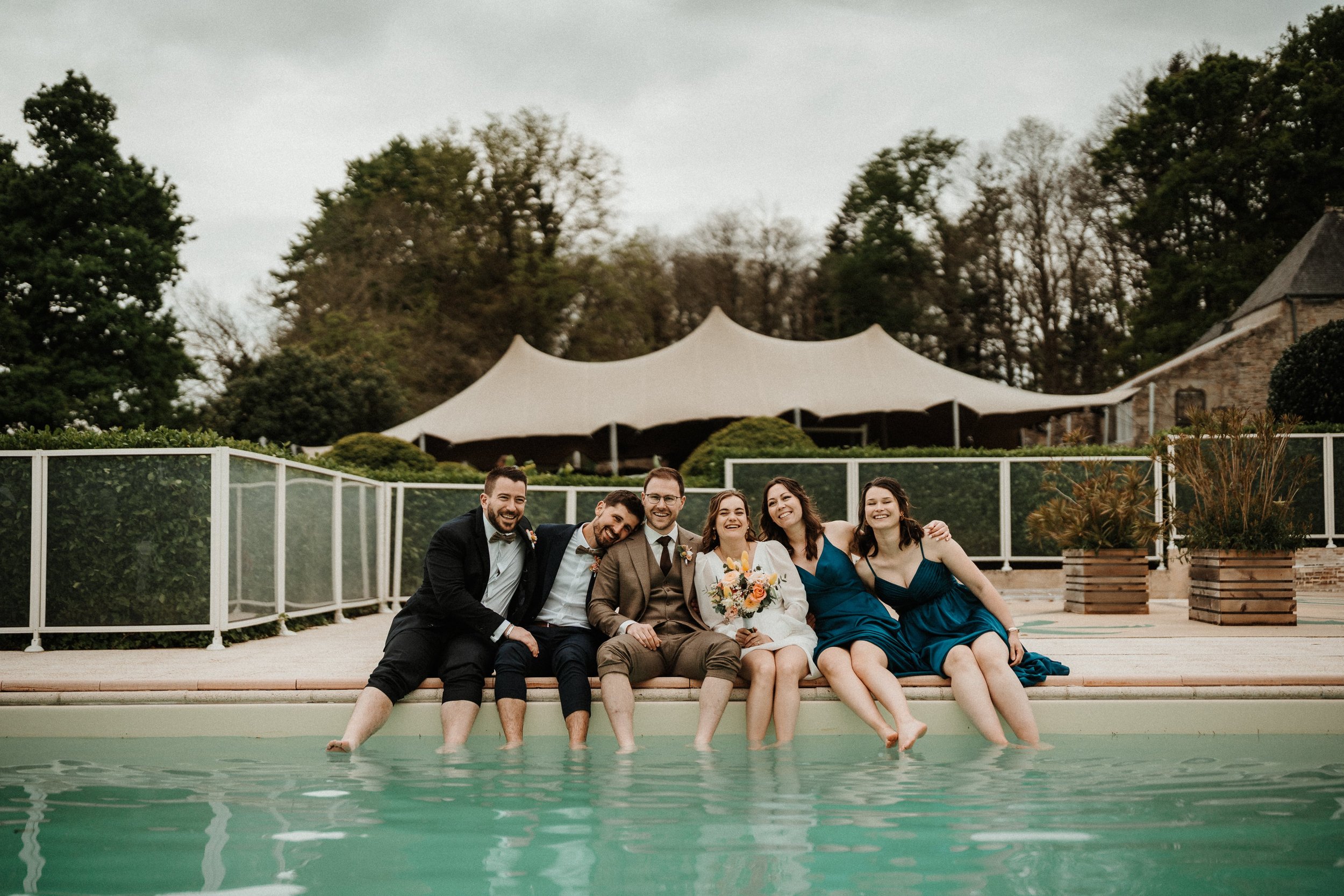 le-saint-photographie-groupe-de-maries-au-bord-de-la-piscine-manoir-kerhuel.jpg