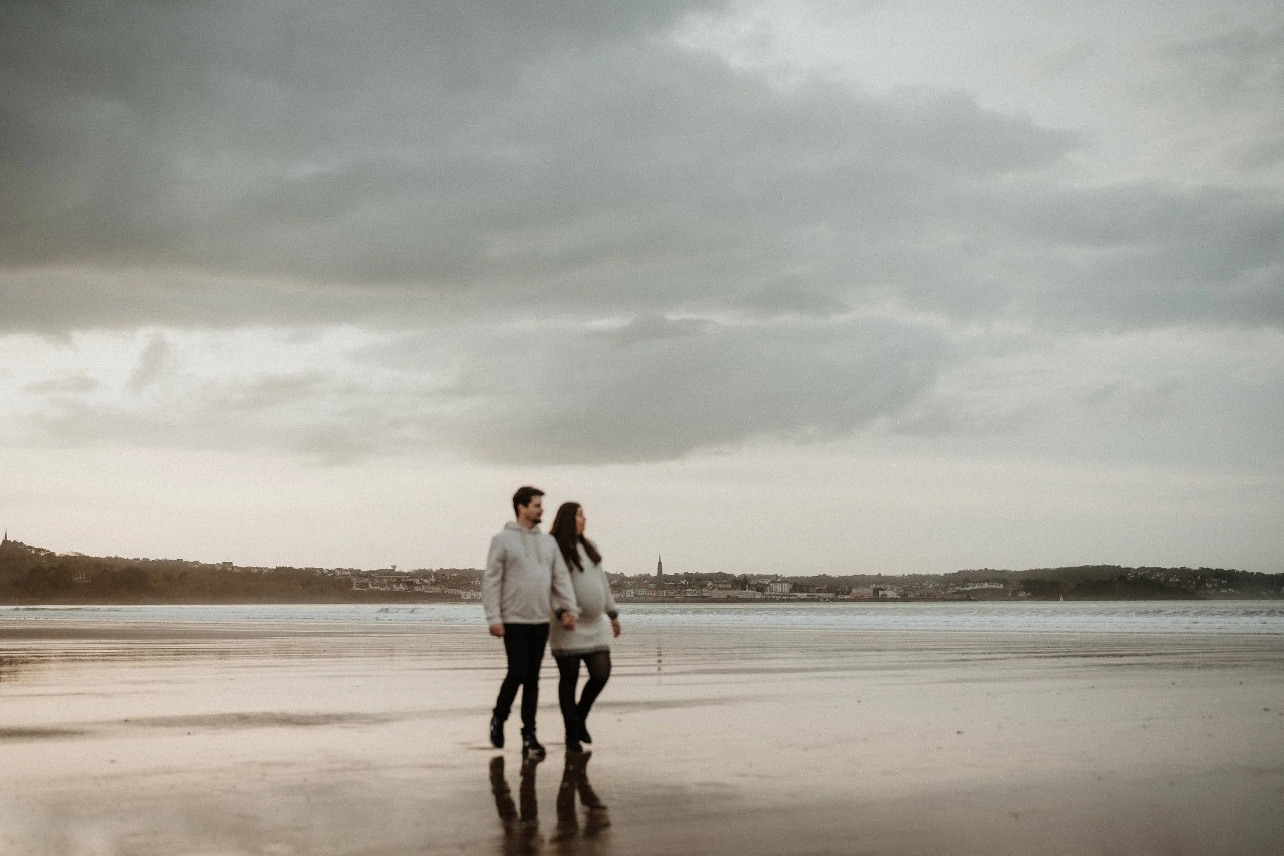 seance-grossesse-couple-plage-douarnenez.jpg