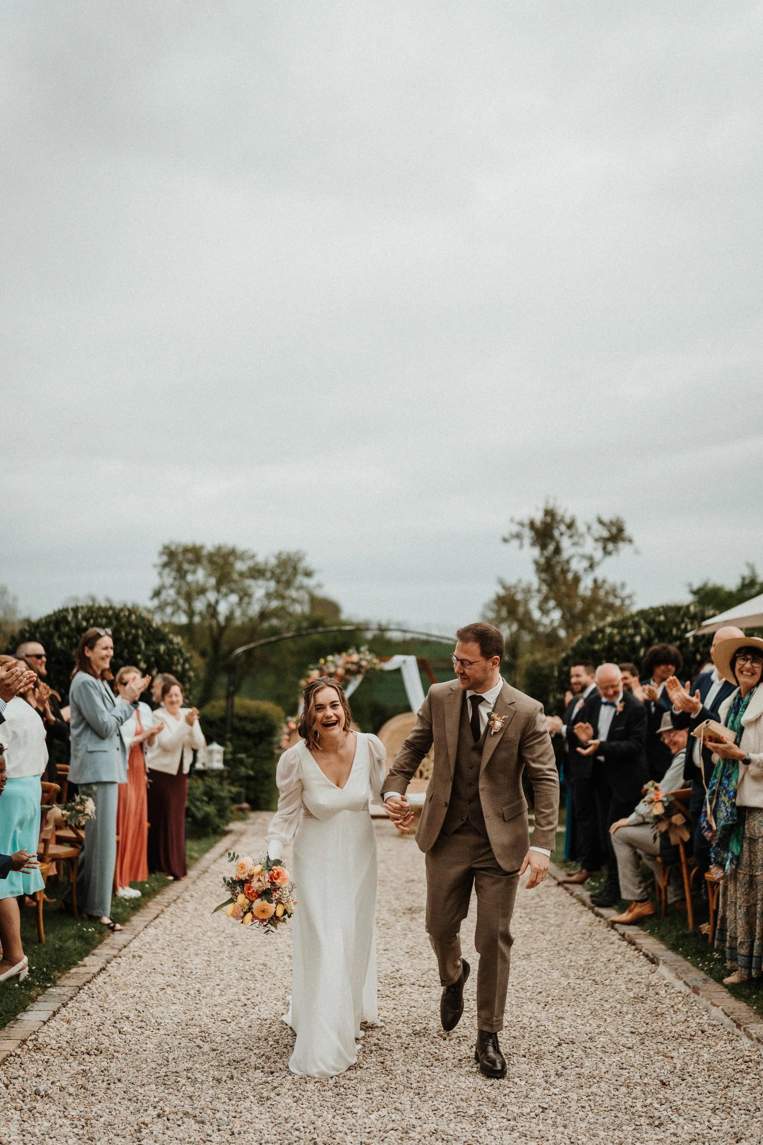 le-saint-photographie-sortie-de-ceremonie-mariage-bretagne-manoir-kerhuel.jpg