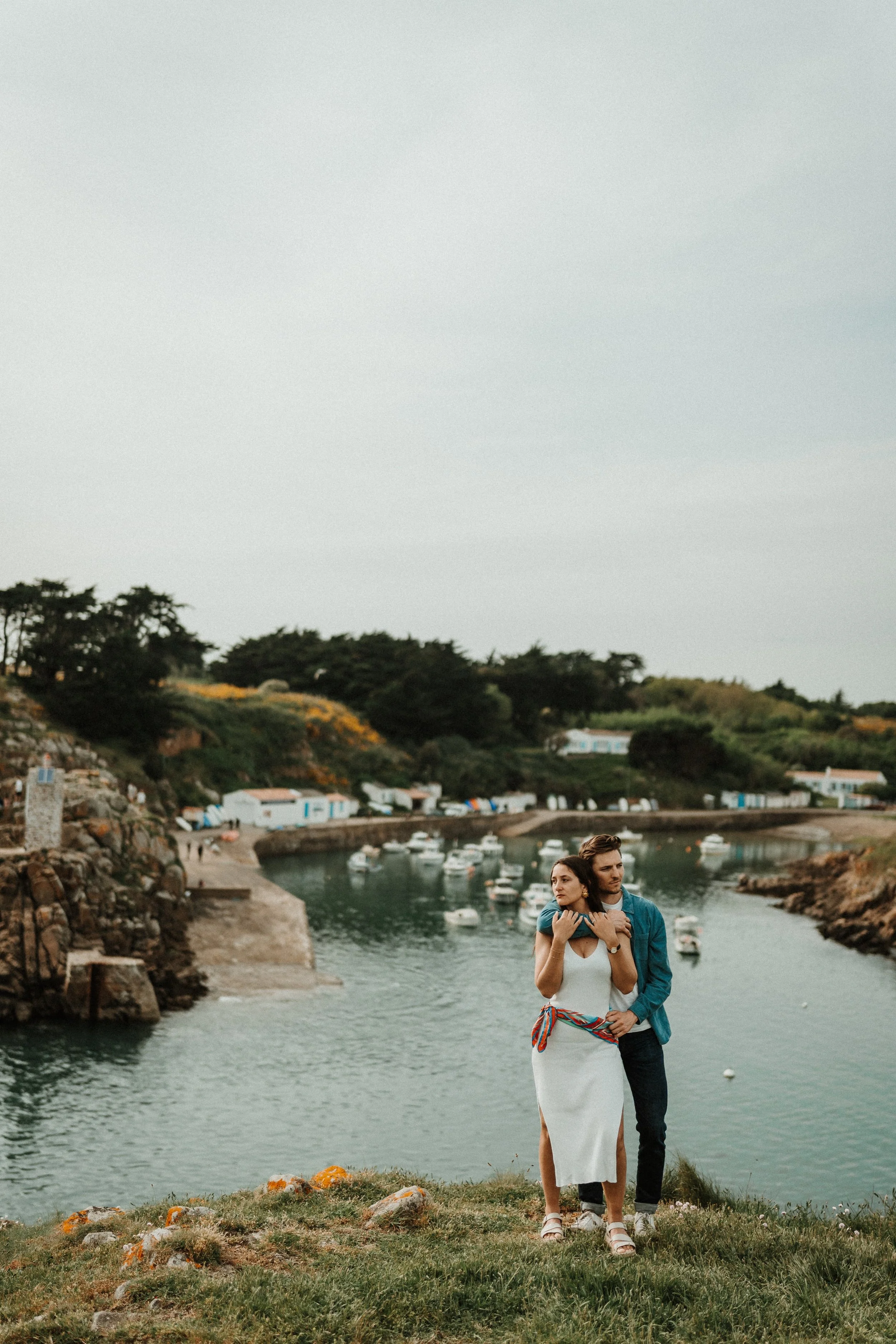 Photographe couple Finistère – photo de couple en bord de mer avec une ambiance douce et naturelle