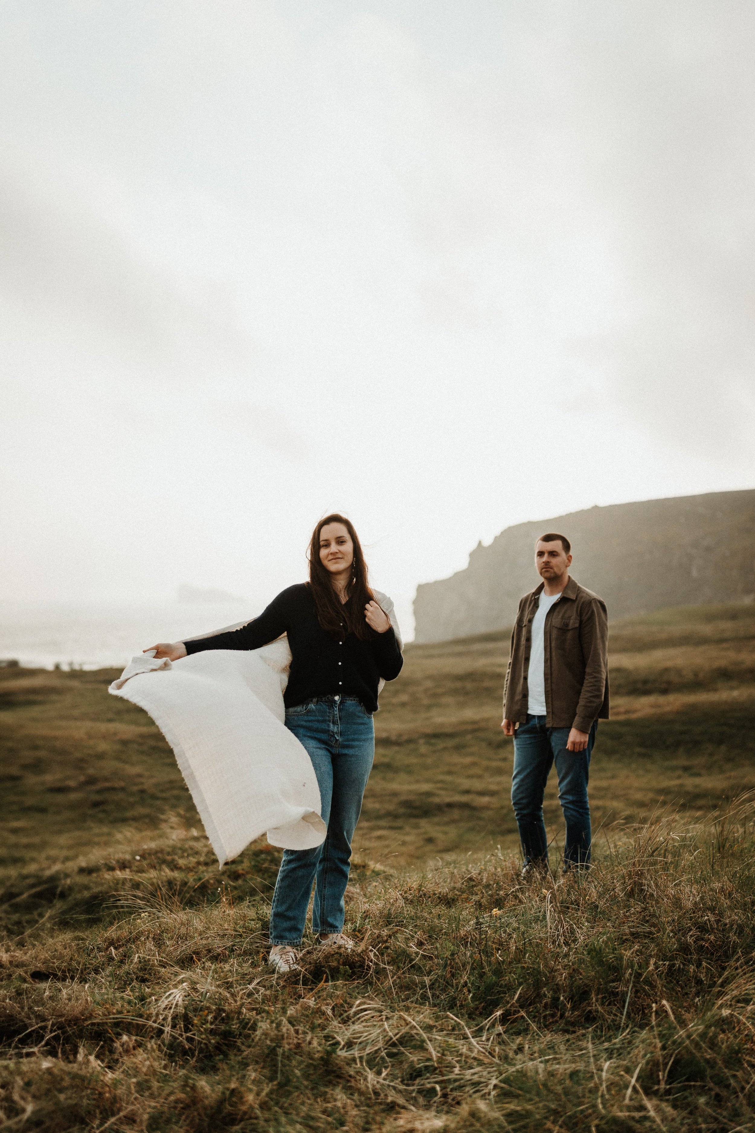 Séance photo couple en bord de mer en Bretagne – moment naturel avec le vent et la lumière bretonne