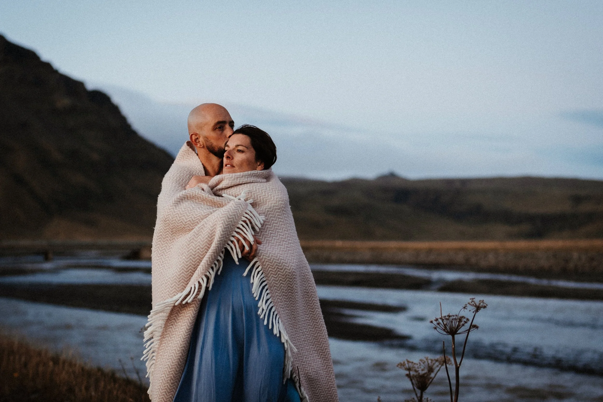 seance-photo-couple-islande-paysage-naturel.jpg