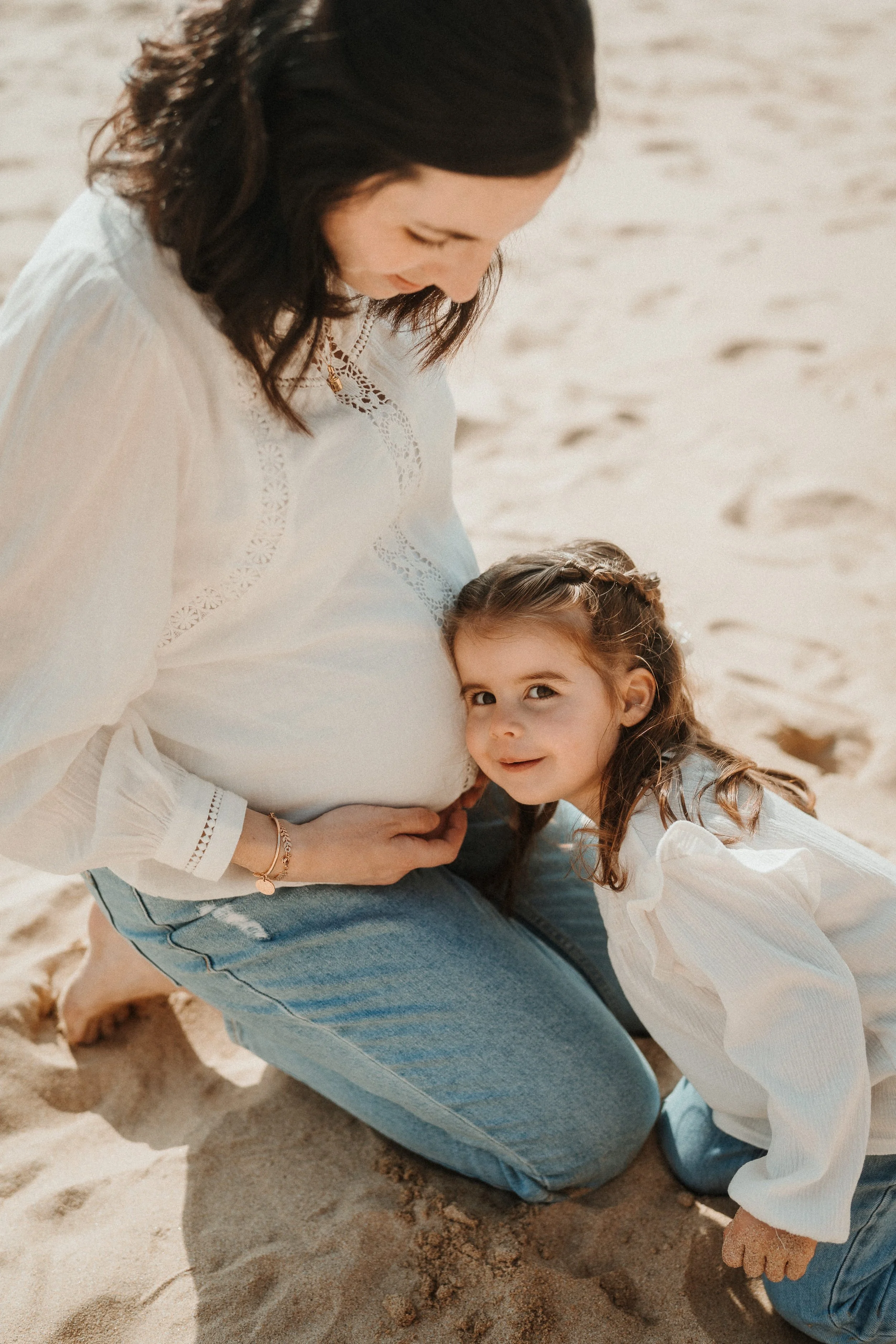 seance-grossesse-famille-plage-bretagne-lien-mere-enfant.jpg