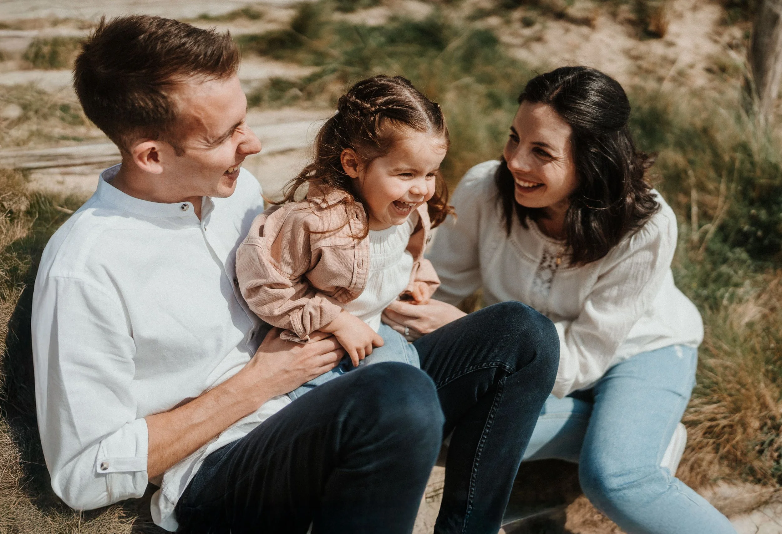 seance-photo-famille-plage-bretagne-moment-de-jeu (2).jpg