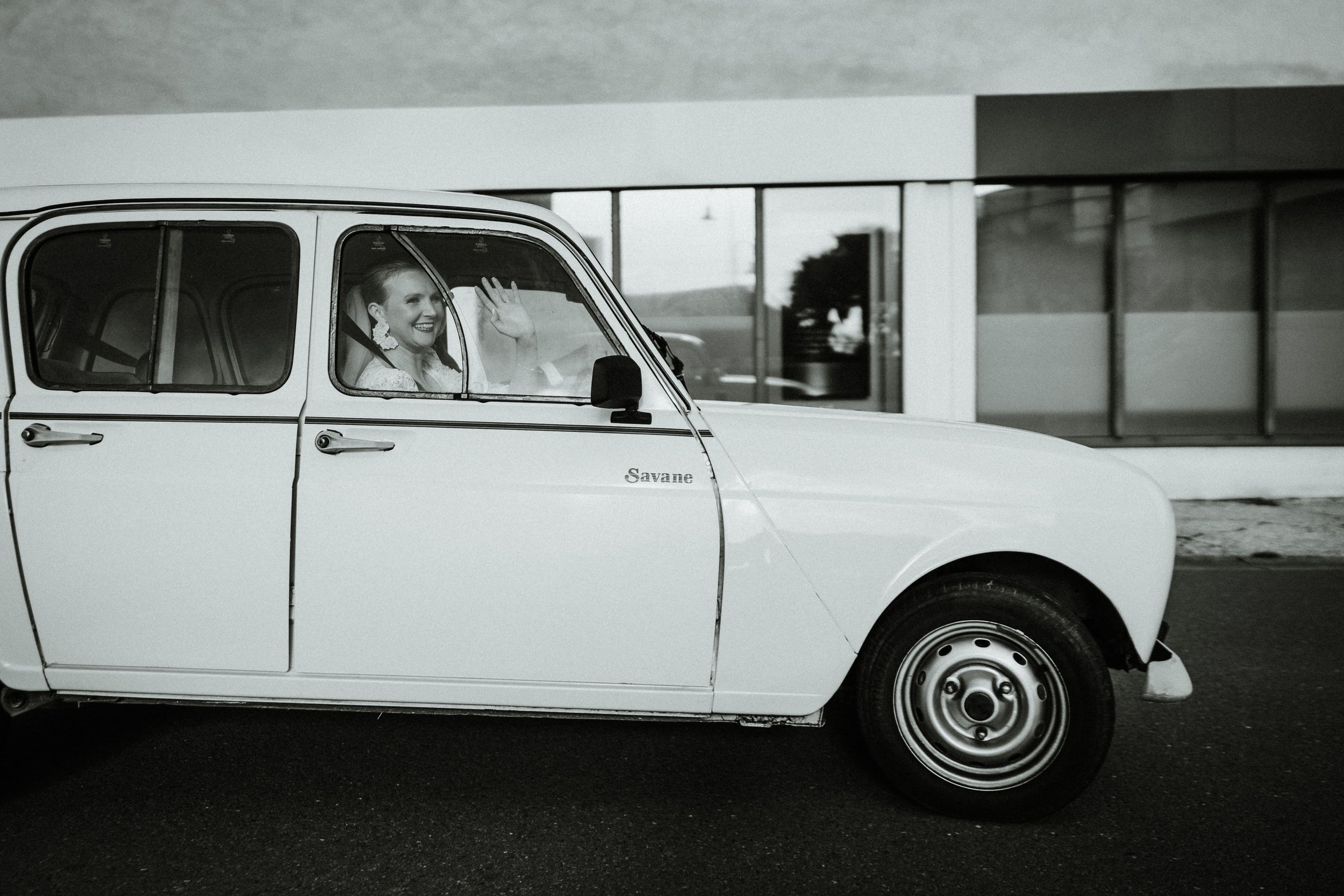 mariee-dans-voiture-mariage-duo-photographe-videaste-bretagne.jpg