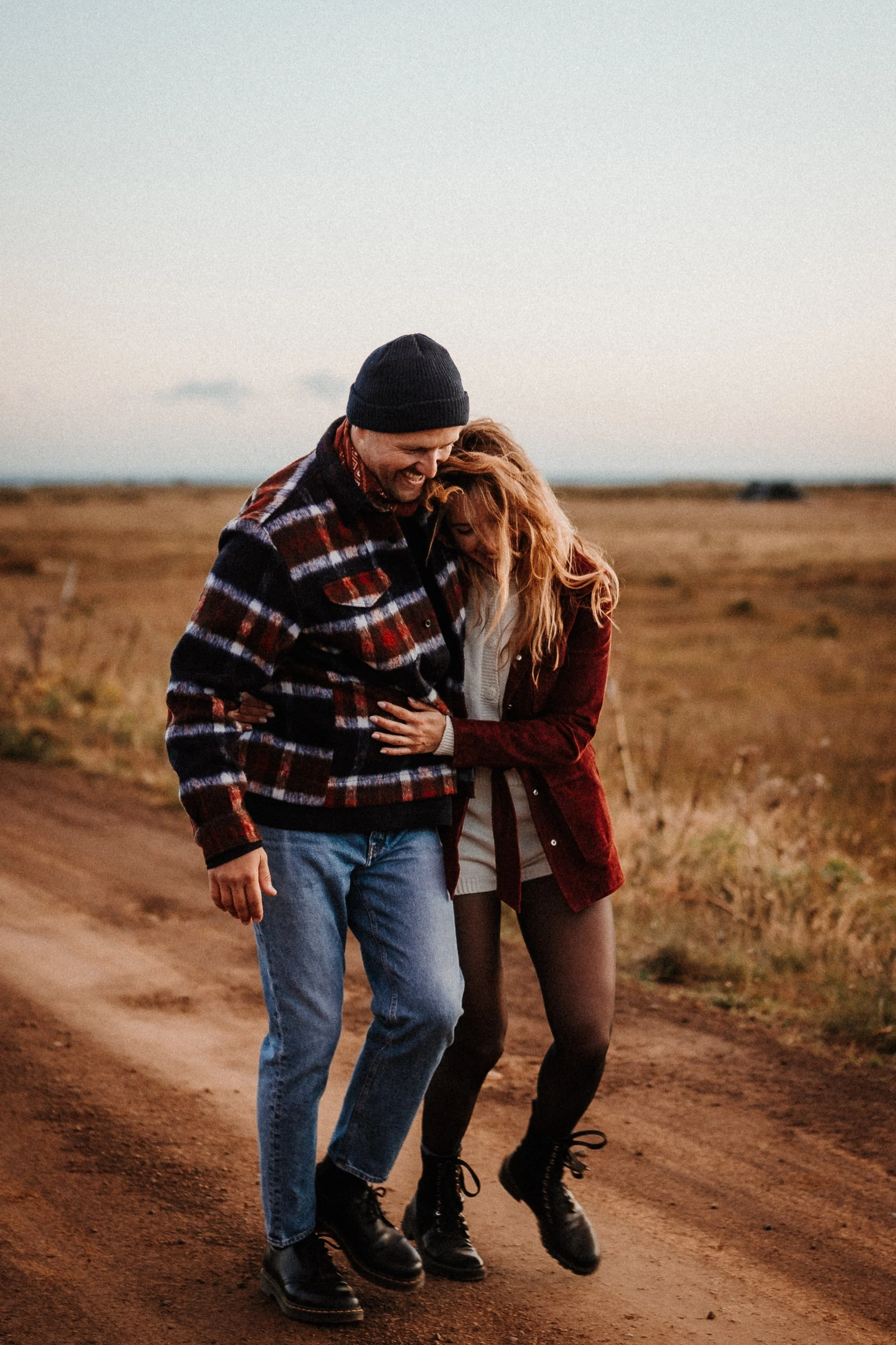 Séance couple en Bretagne – moment spontané au coucher de soleil avec une lumière dorée