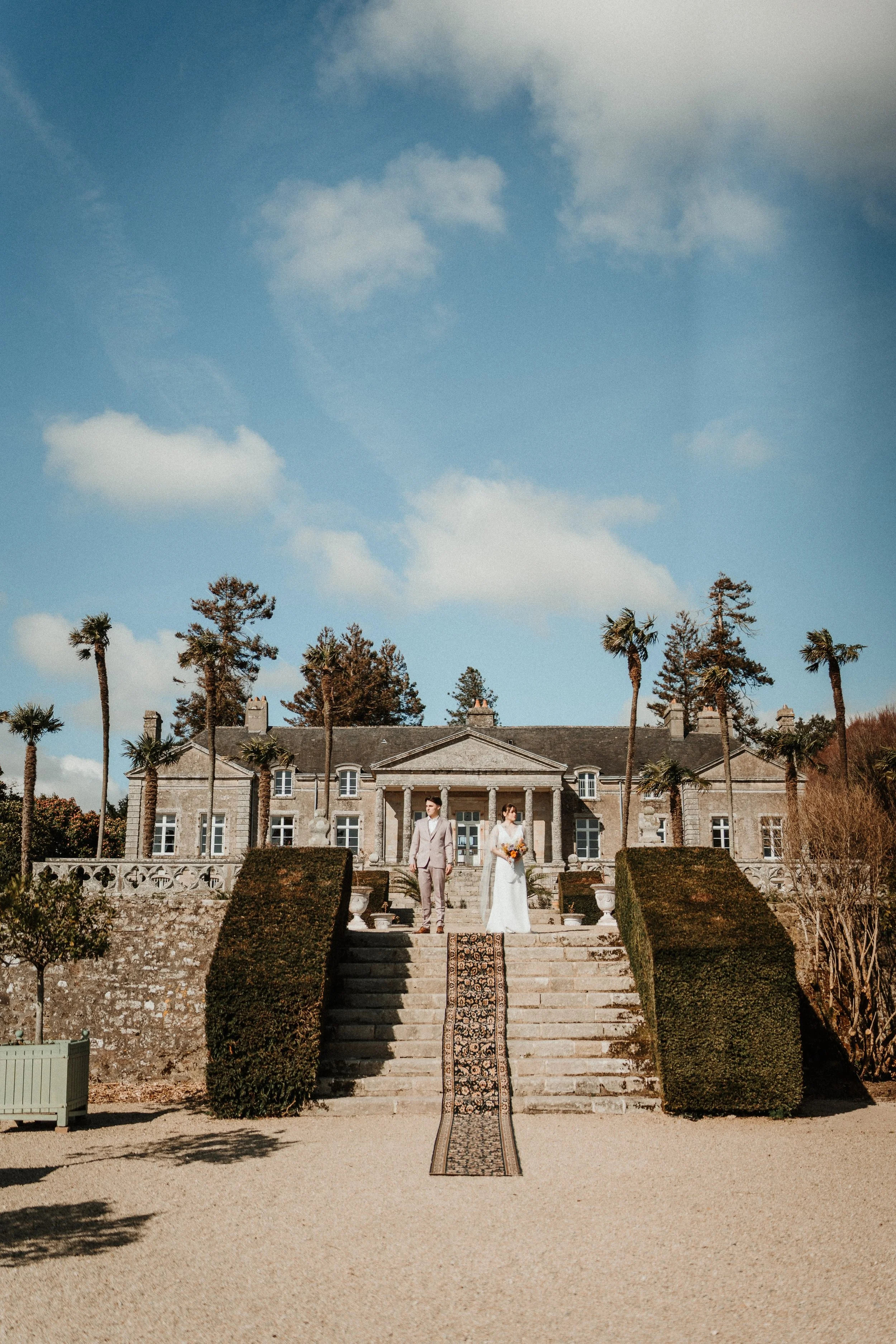 couple-maries-devant-domaine-lanniron-mariage-bretagne-le-saint-photographie.jpg
