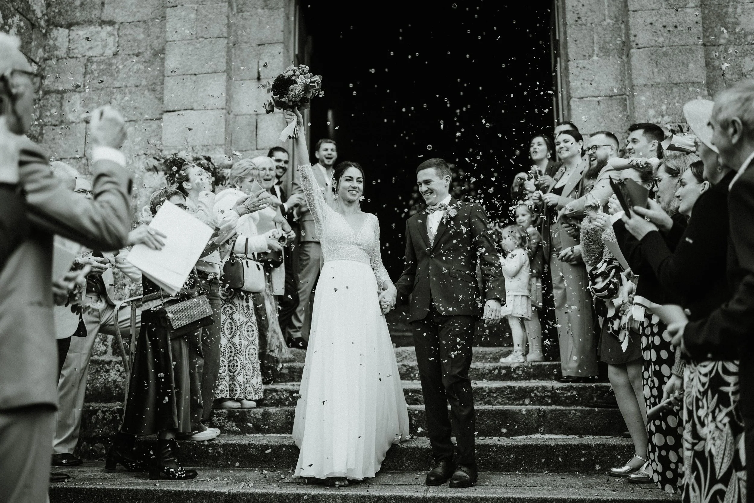 sortie-eglise-maries-confettis-mariage-bretagne.jpg