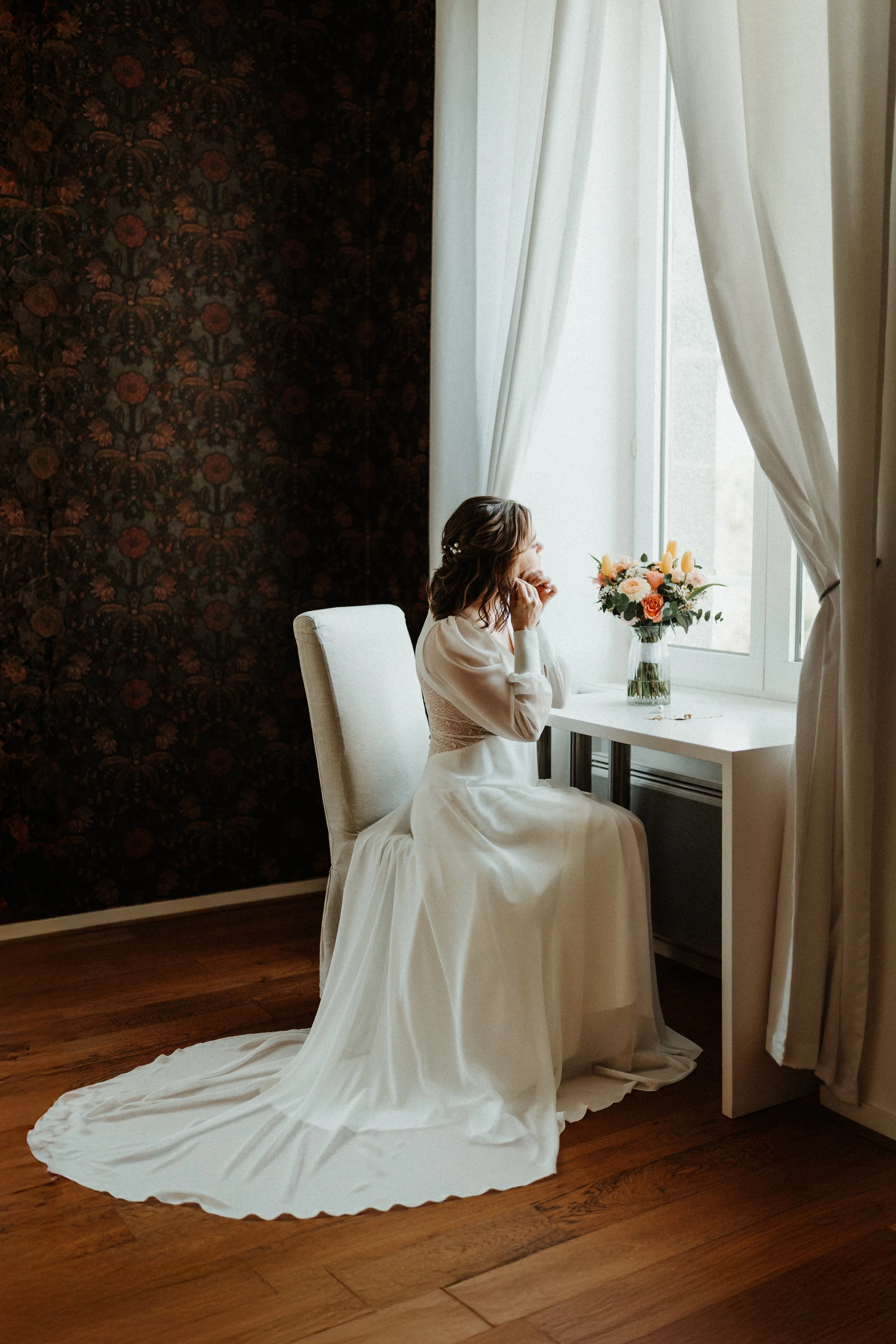 preparation-mariee-assise-devant-fenetre-lumiere-douce.jpg