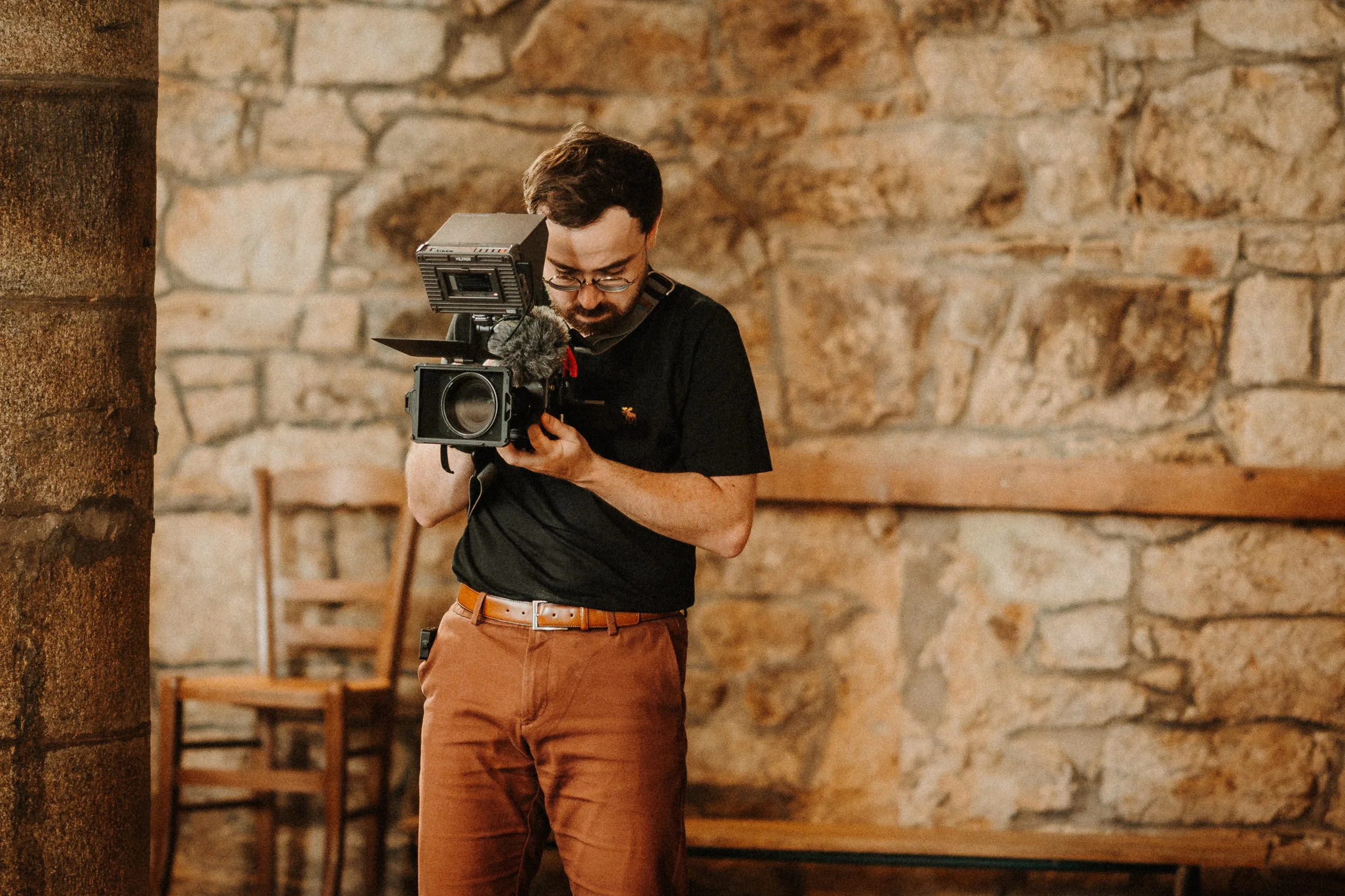 Vidéaste bretagne en train de filmer lors d'un mariage dans une église. Tournage lors d'un mariage.