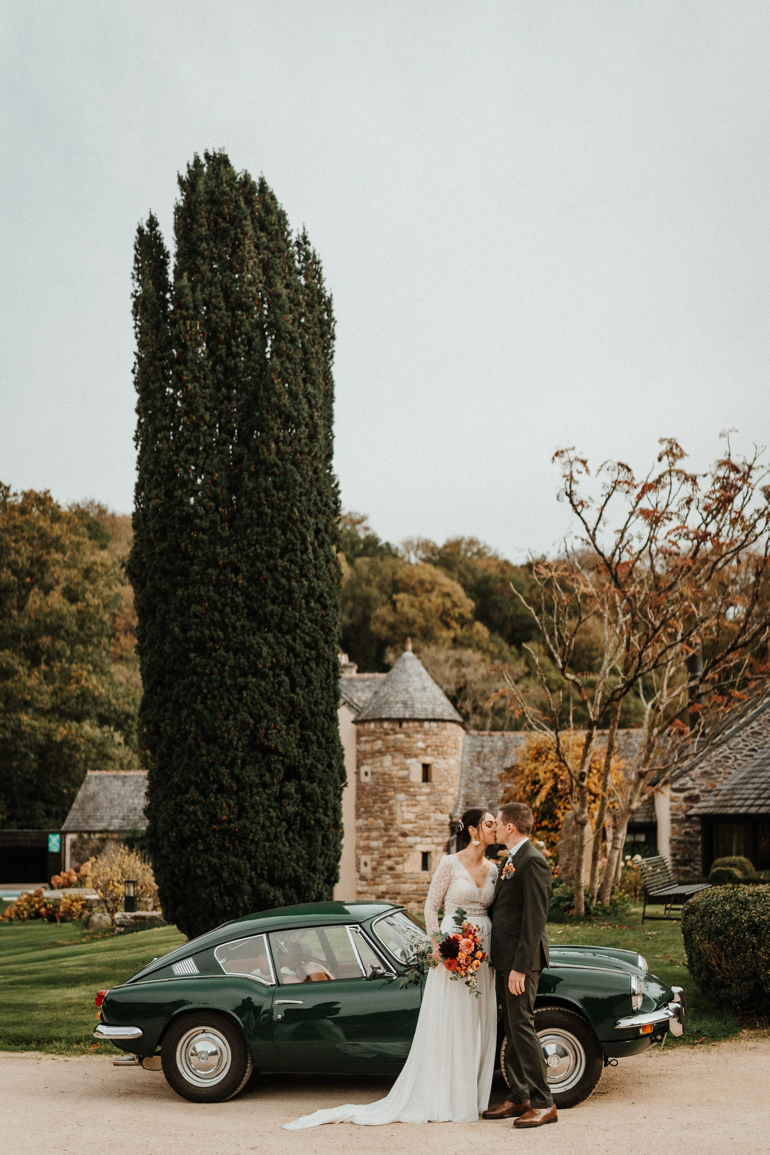 couple-maries-voiture-vintage-mariage-bretagne-orangerie-kerstrad.jpg