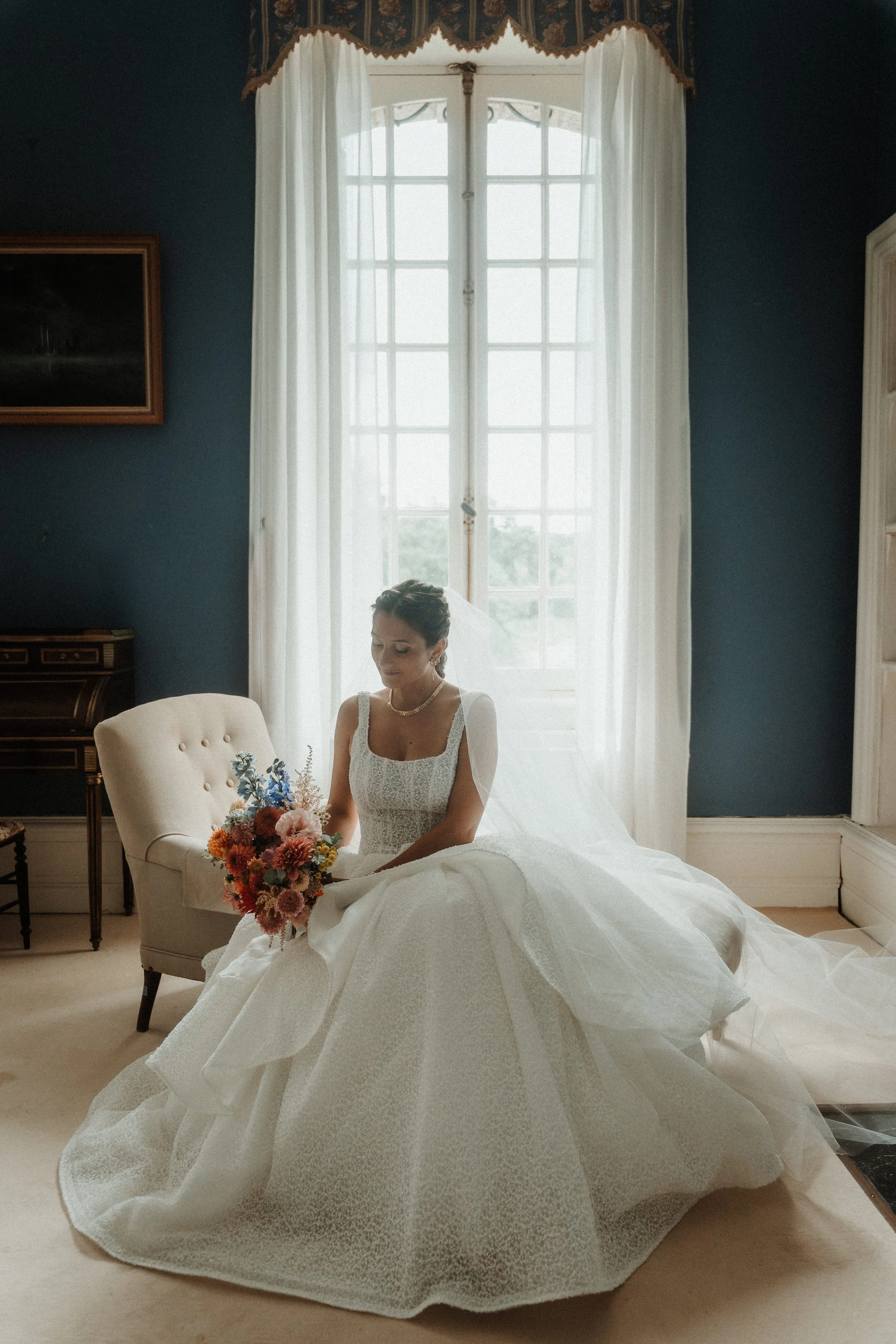 photographe-mariage-finistere-portrait-mariee-robe-bouquet.jpg