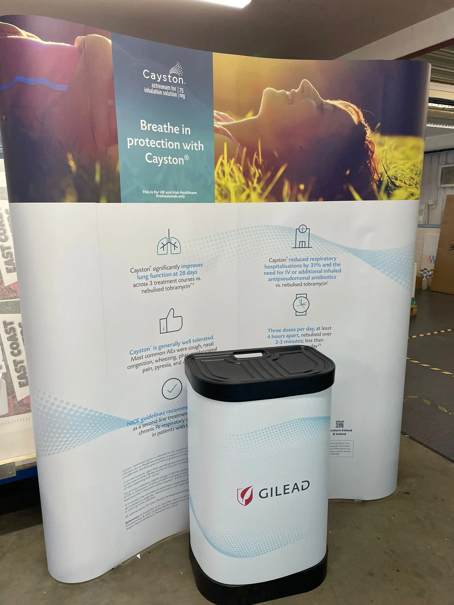 Pop up exhibition stand with plinth