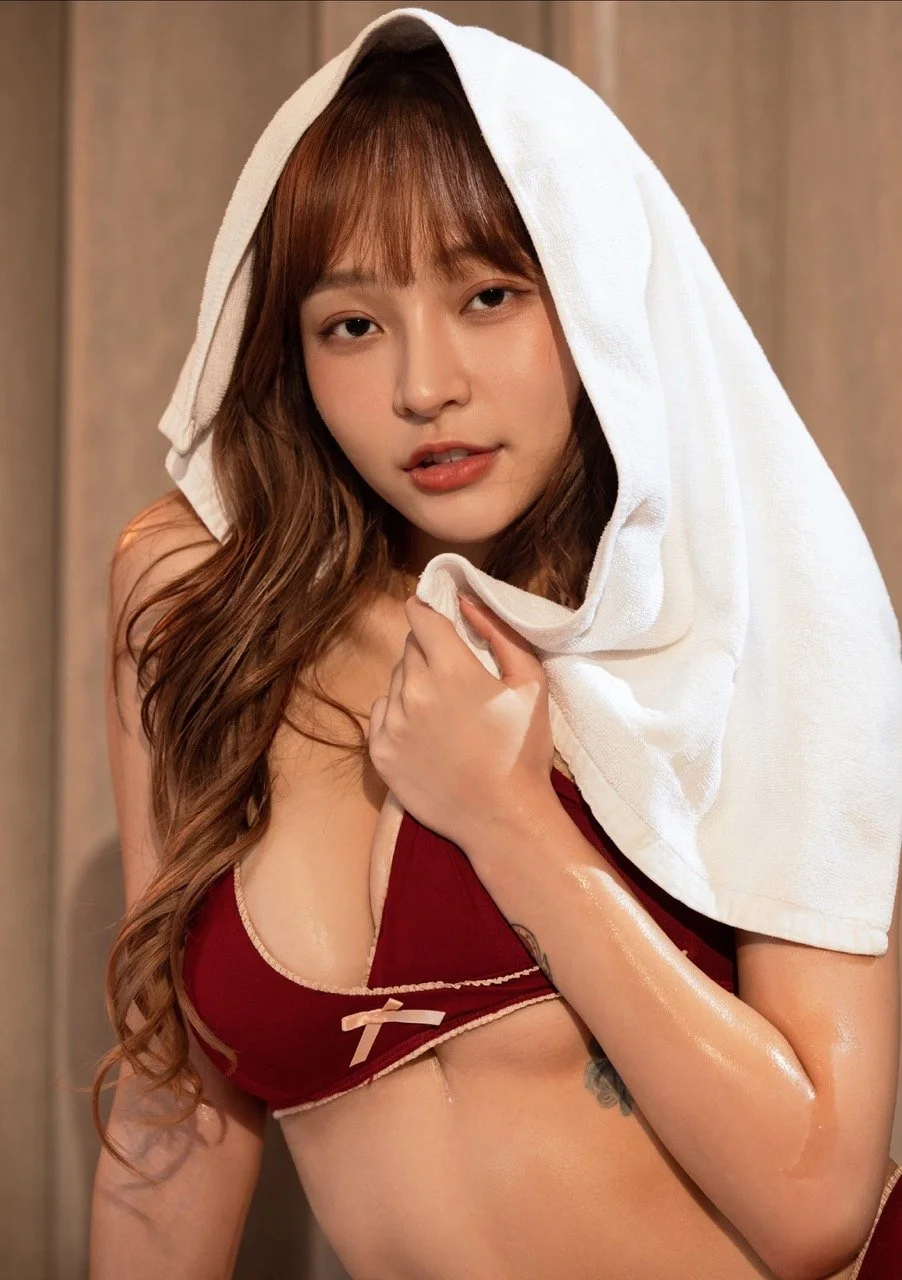 Jablehk-95_mizuki_photobook-2025-I-040 Large.jpeg