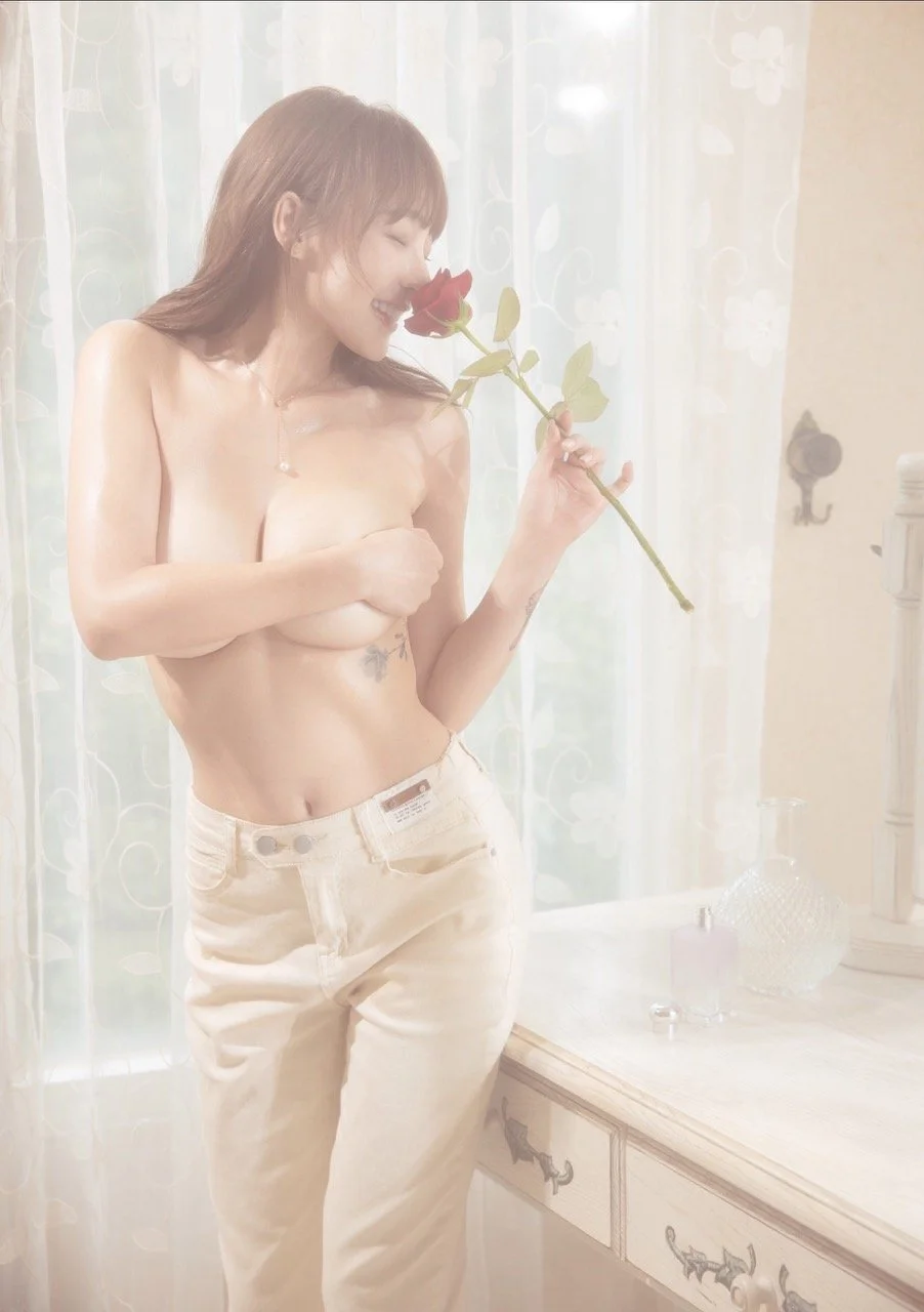 Jablehk-95_mizuki_photobook-2025-I-024 Large.jpeg