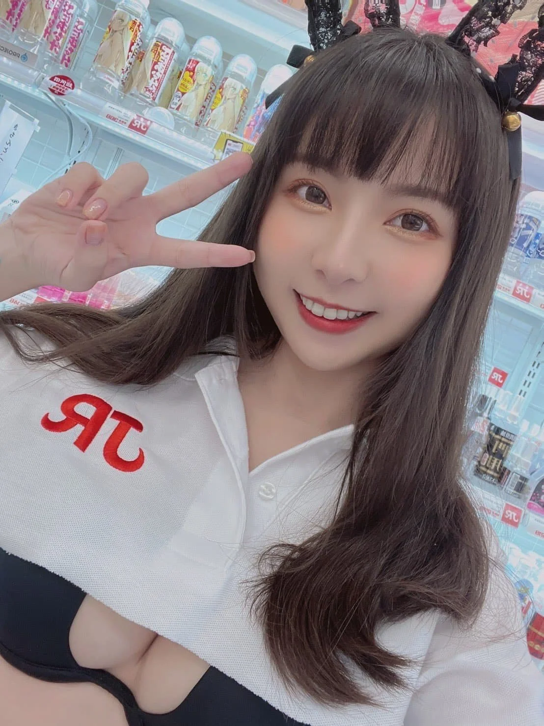 胎尼穿著針織外套,氣質柔和自然