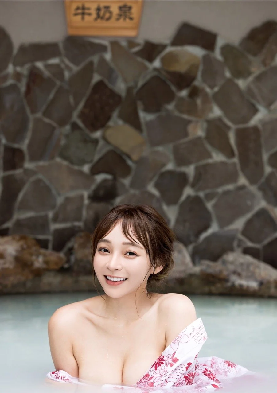 Jablehk-95_mizuki_photobook-2025-I-023 Large.jpeg