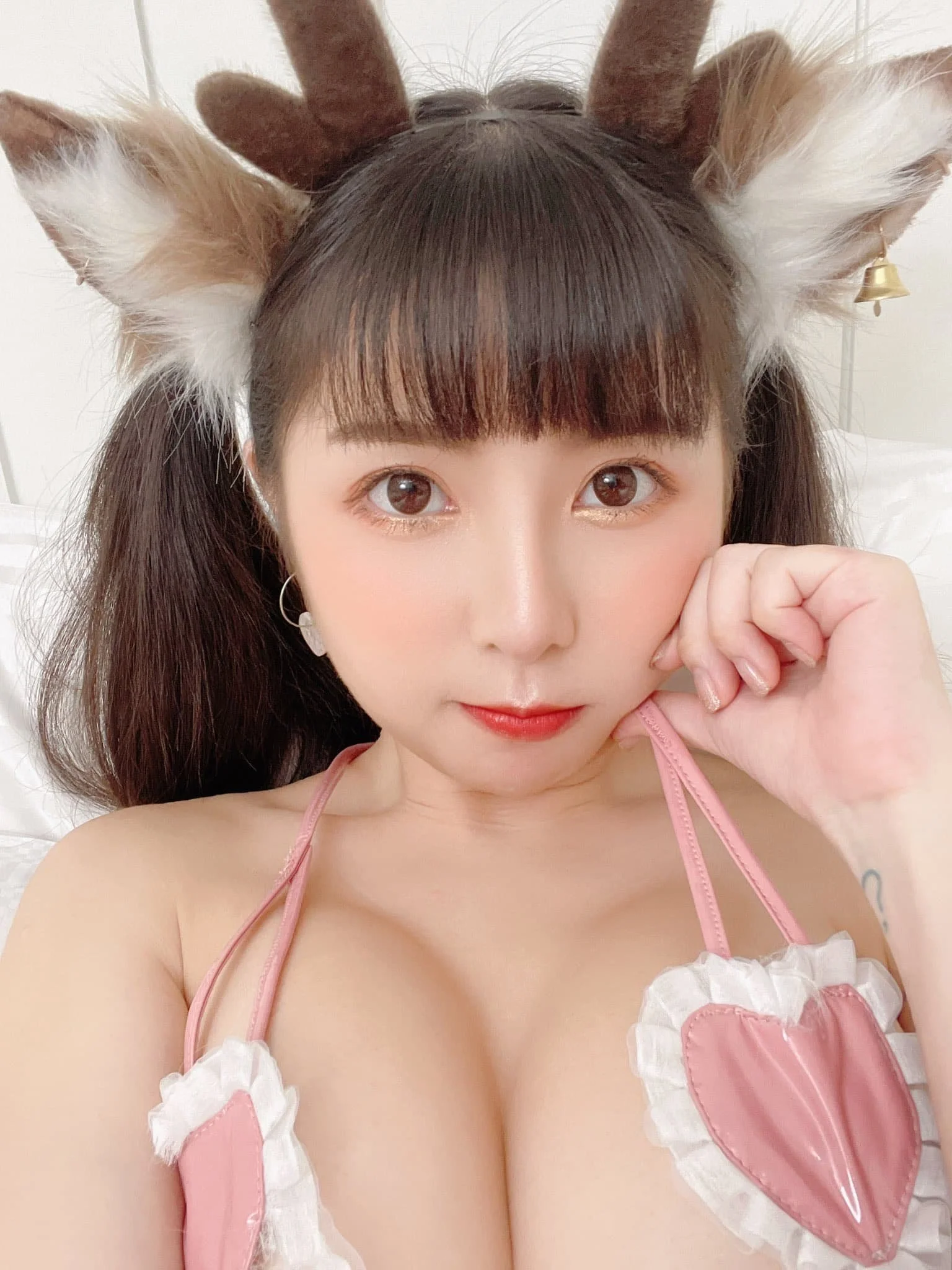 胎尼露出甜甜笑容看向鏡頭