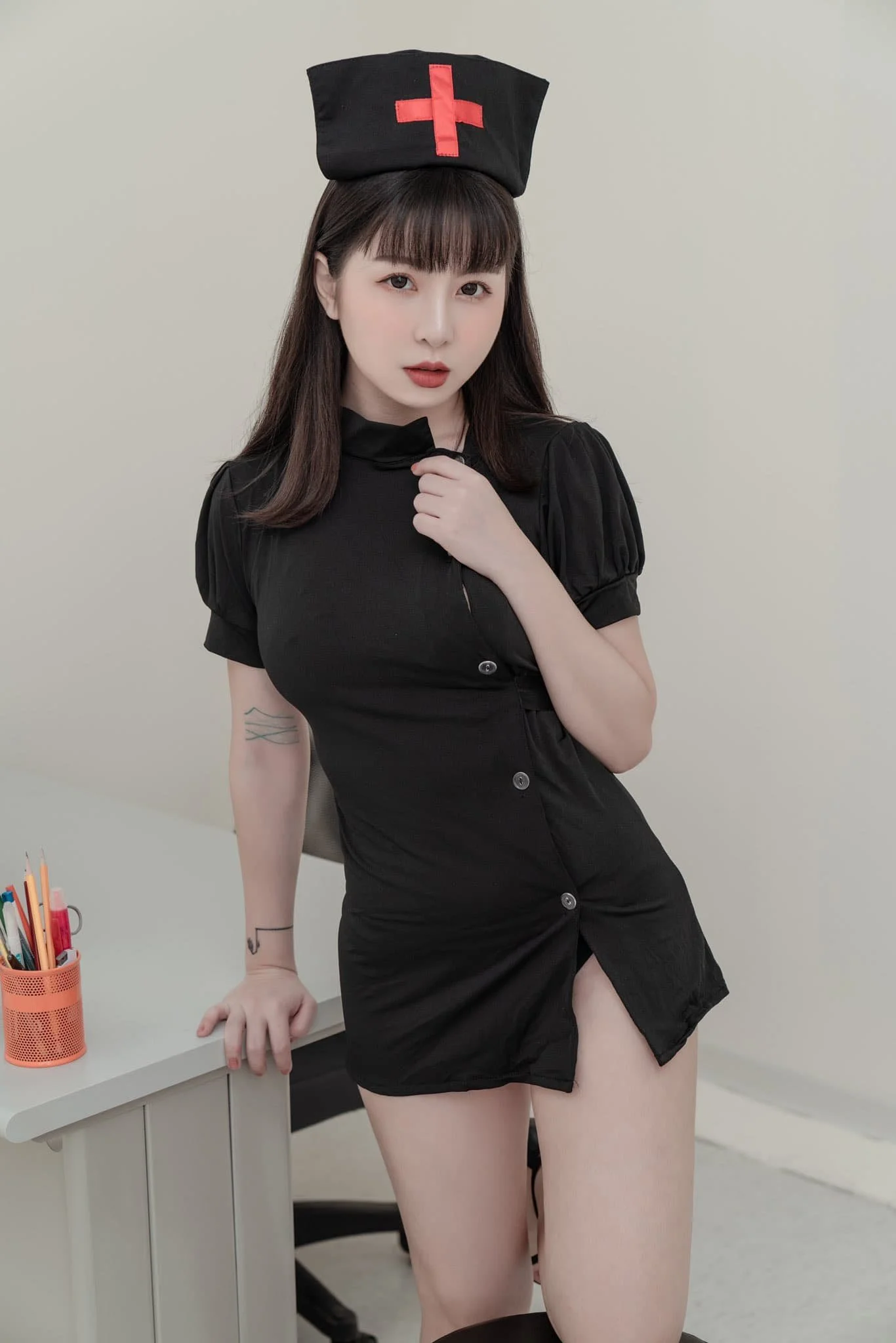Tiny 在城市街角拍出時尚氛圍感
