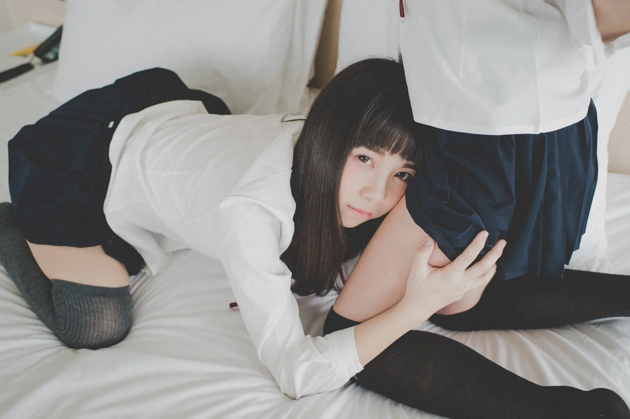 Tiny 胎尼戴著髮箍露出少女笑容