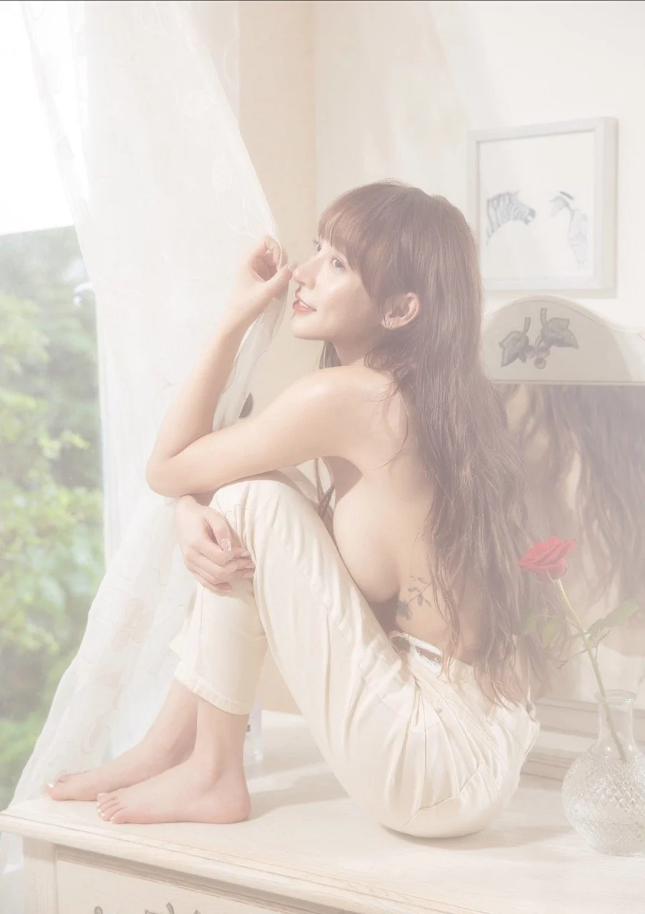 Jablehk-95_mizuki_photobook-2025-I-027 Large.jpeg