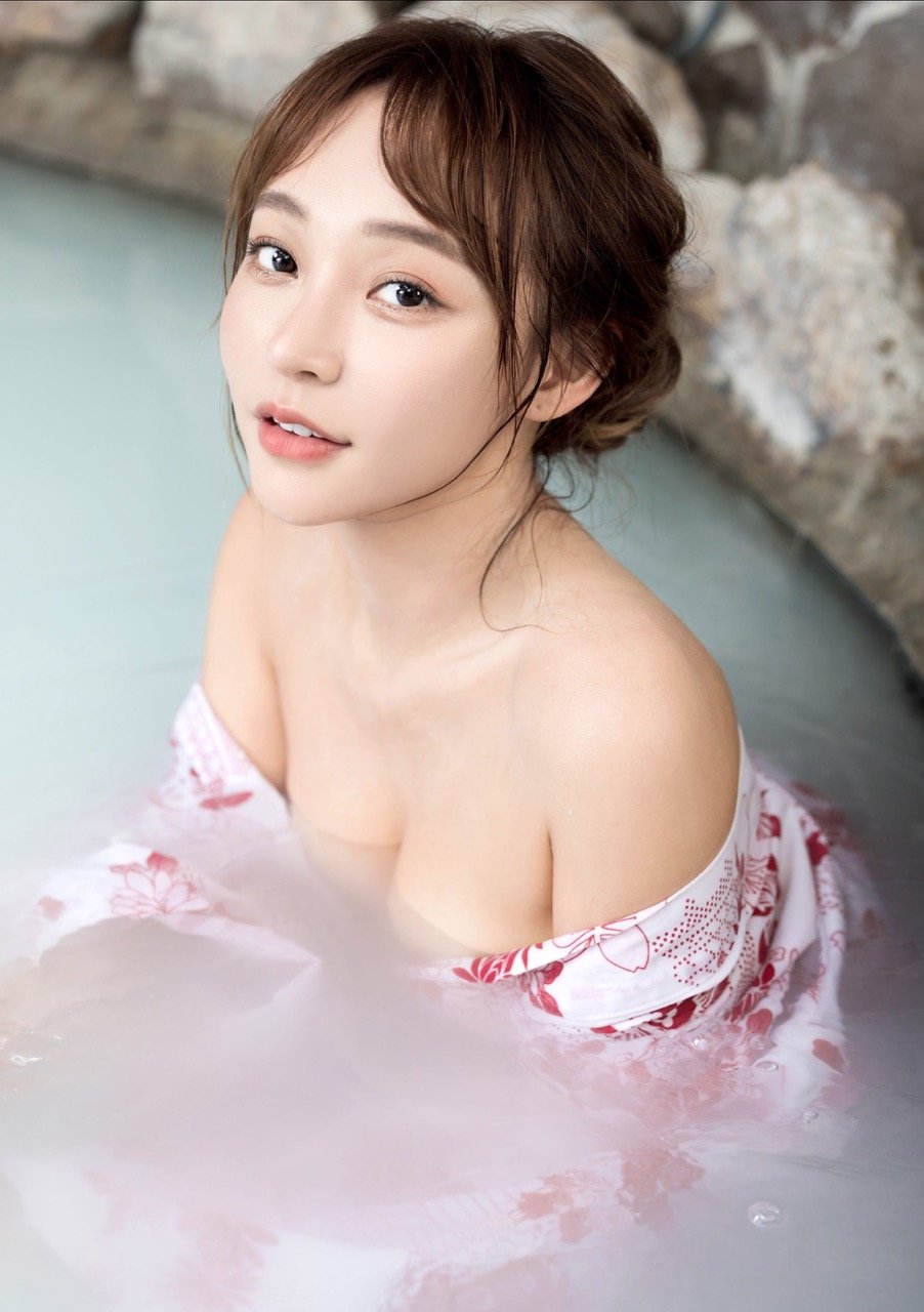 Jablehk-95_mizuki_photobook-2025-I-018 Large.jpeg