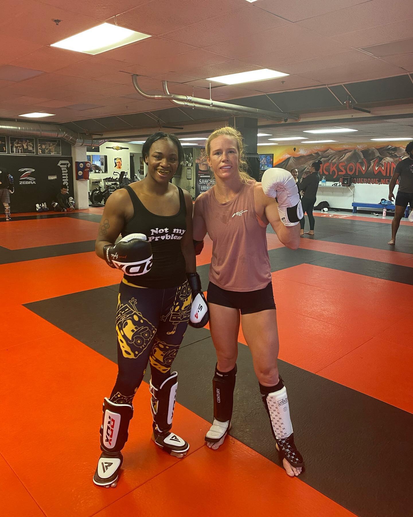 Do we look better with mouth pieces in or no mouth pieces??? Leave comments below! OAN: what better person to do kickboxing sparring With than @hollyholm #GWOAT #claressashields #Mma #boxing #PFL