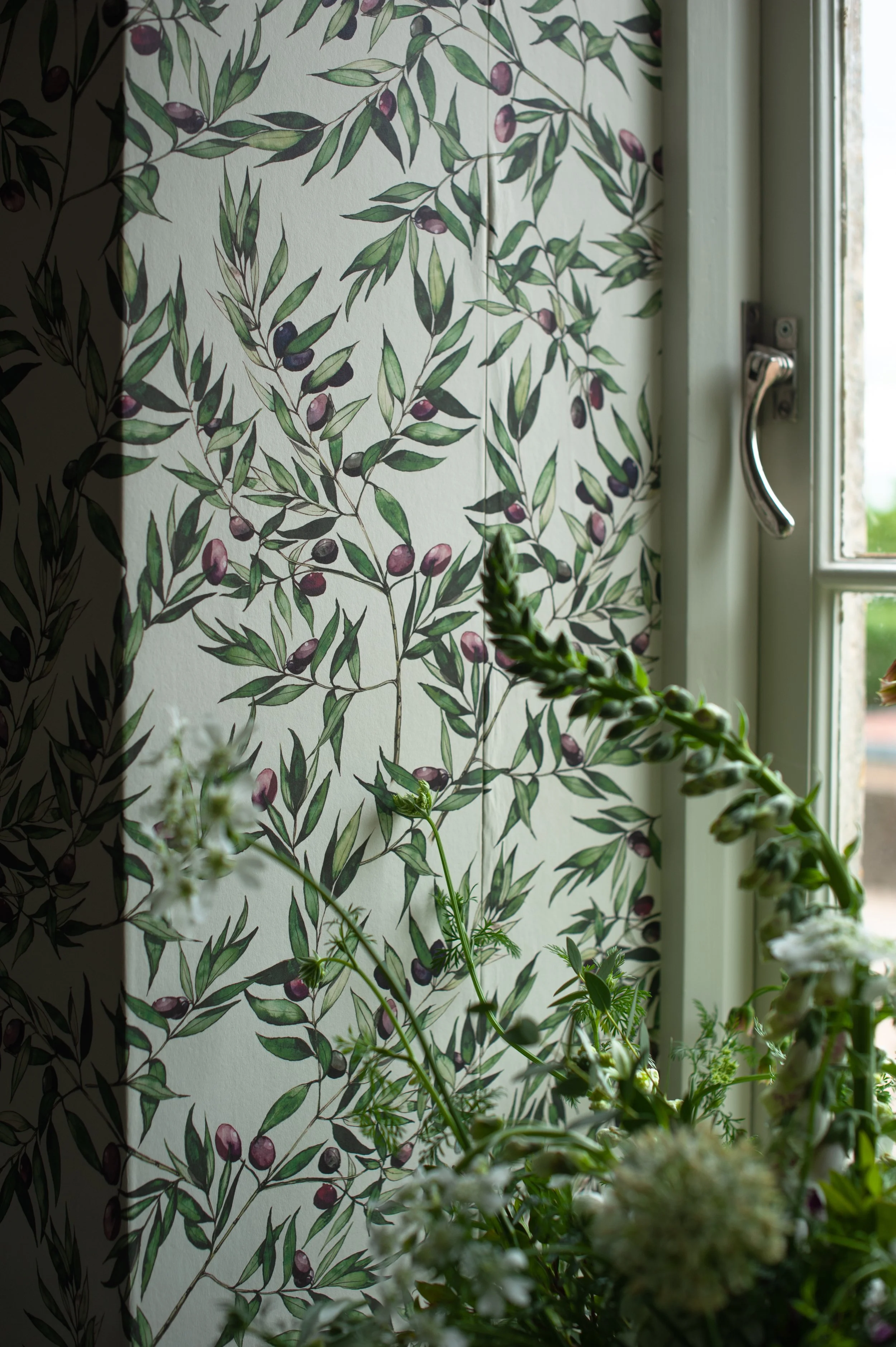 Bertioli-Olive-Wallpaper-Fabric-FreddieEllams-2.jpg