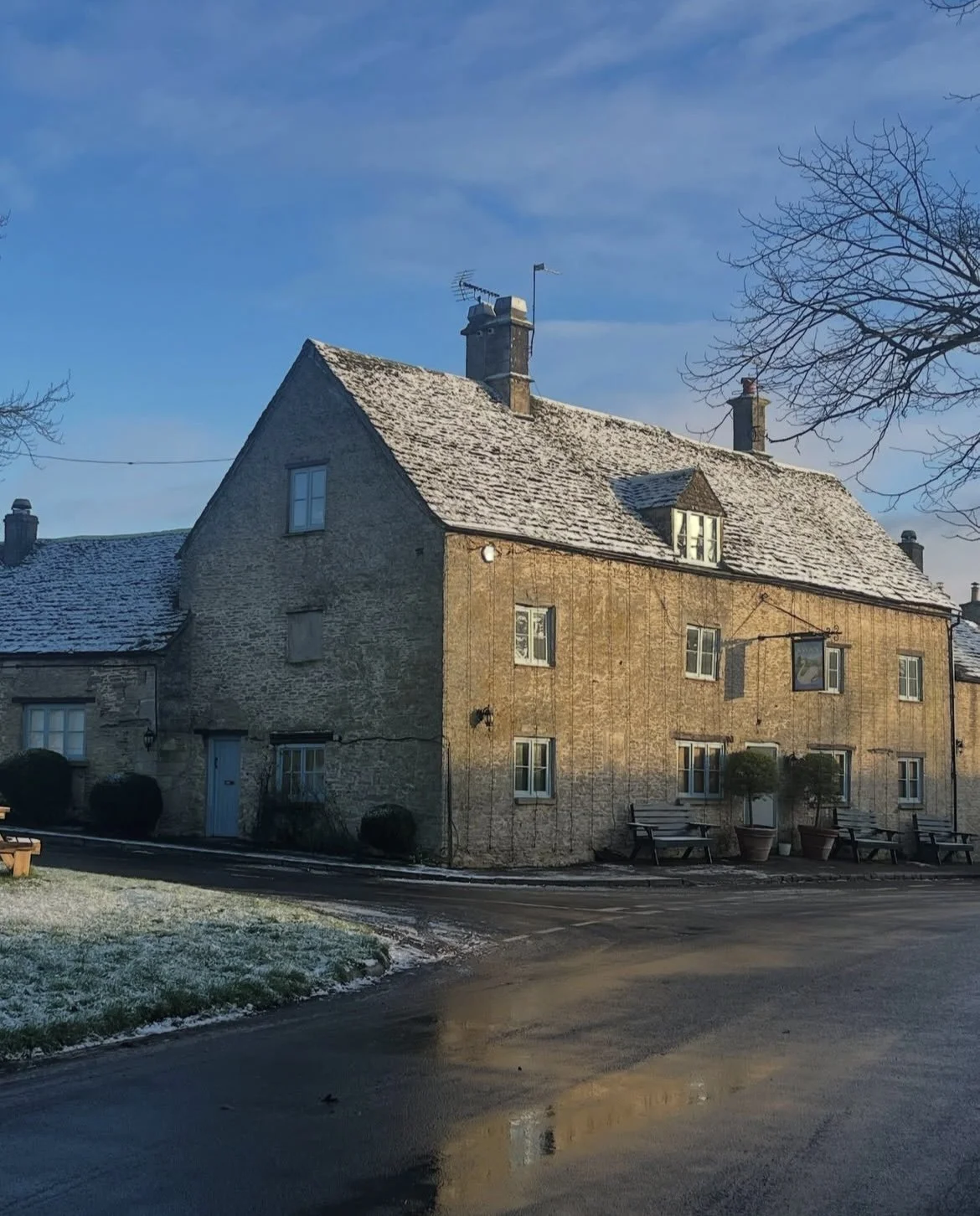 The Swan - Exterior - Frosty (1).jpeg