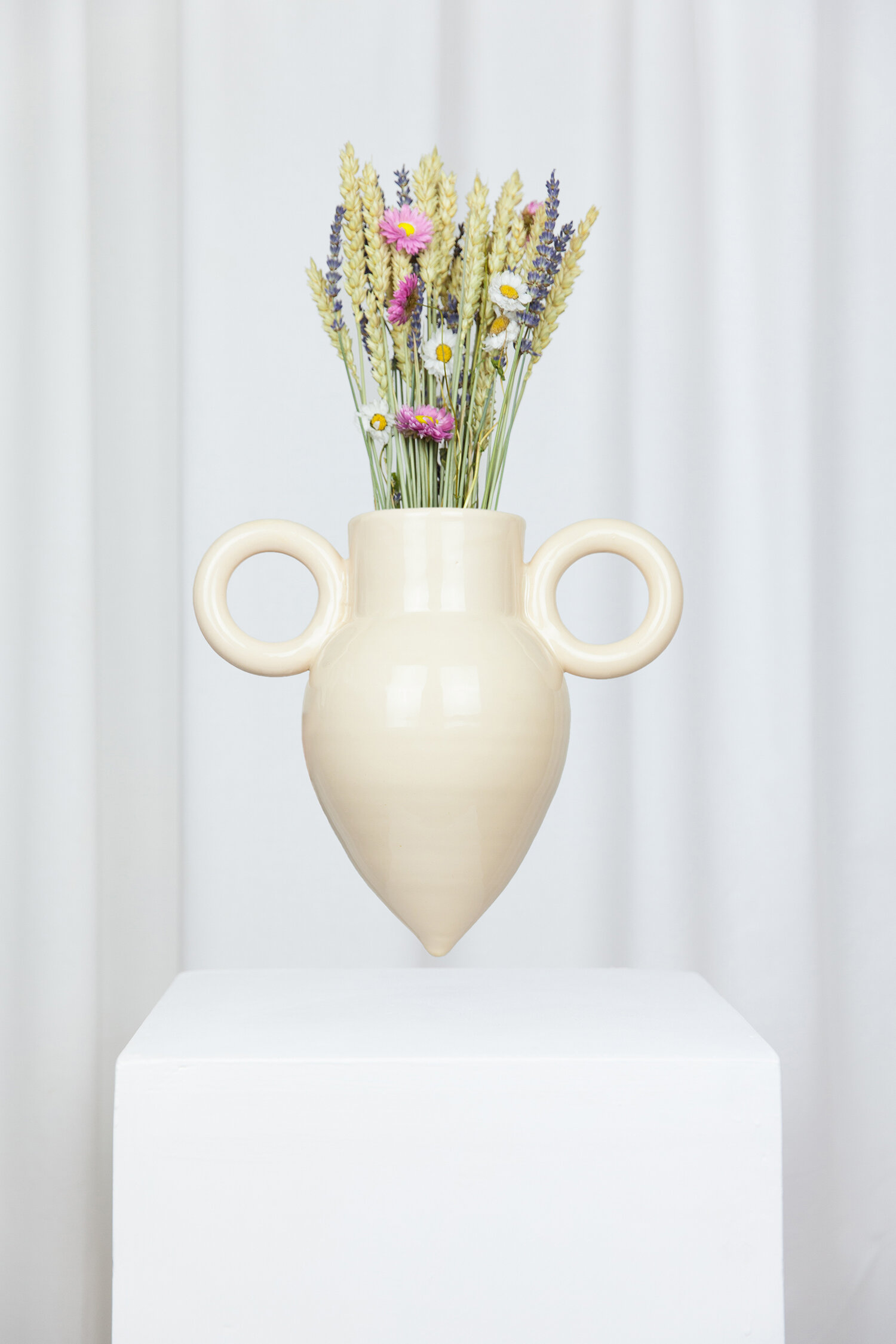 WALL_VASE_BEIGE_WWW.LOLAMAYERAS.COM_IG_LOLAMAYERAS_-0066-4_2.jpg