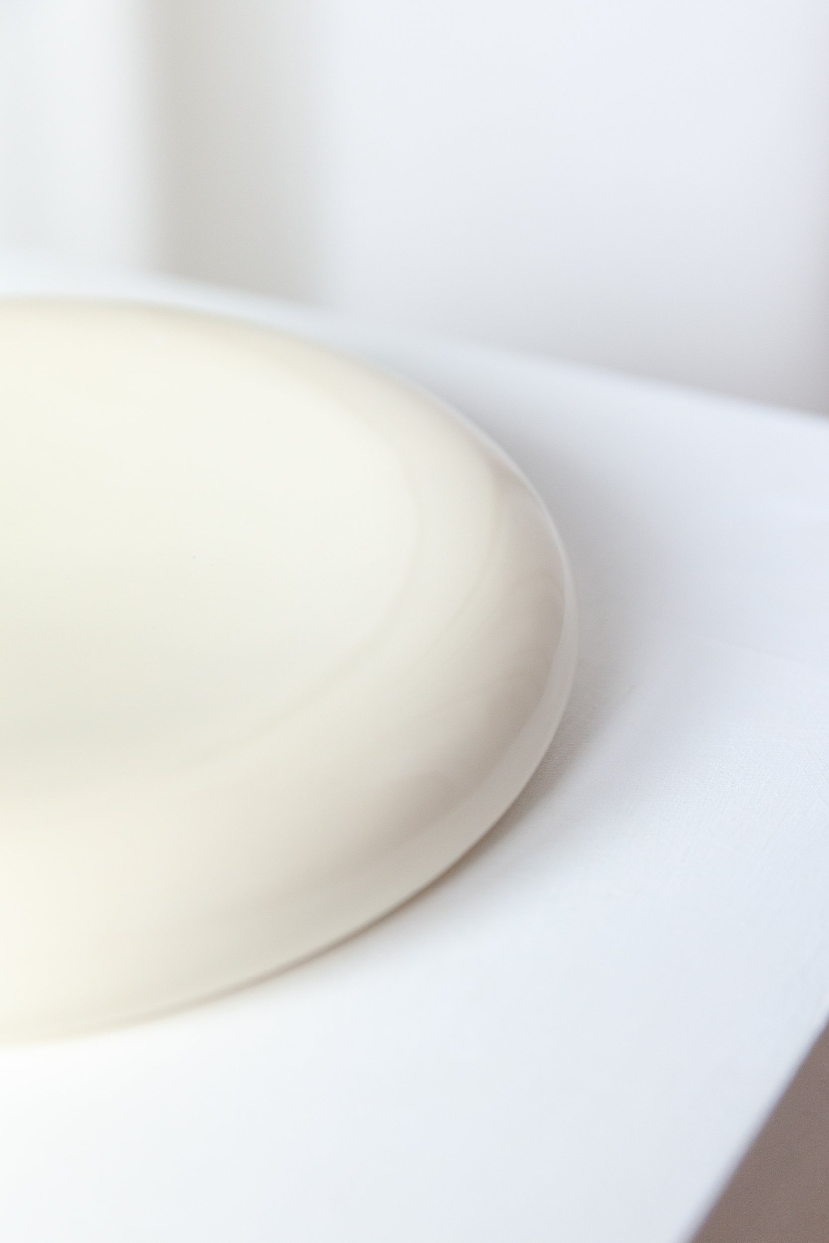 TINY_PUFFY_PLATE_BEIGE_WWW.LOLAMAYERAS.COM_IG_@LOLAMAYERAS_-IMG_2094_web.jpg