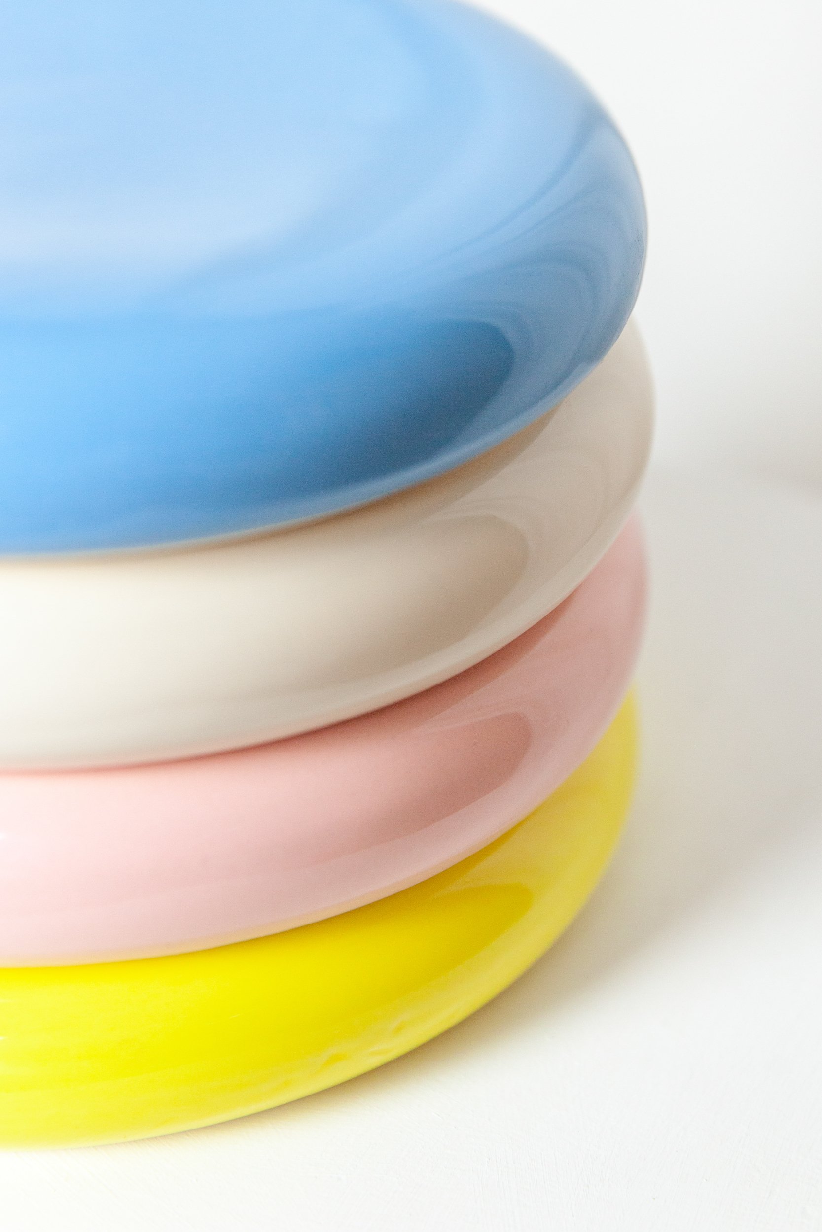TINY_PUFFY_PLATE_BLUE_BEIGE_YELLOW_PINK_WWW.LOLAMAYERAS.COM_IG_@LOLAMAYERAS_-IMG_2112_web.jpg