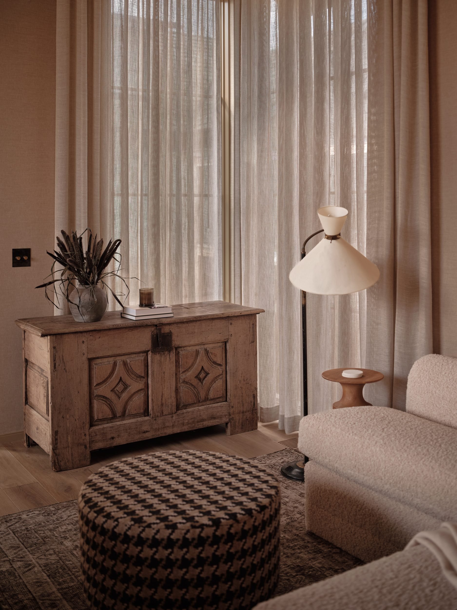 april-tomlin-interiors-compelling-restraint-sitting-area-antique-chest.jpg